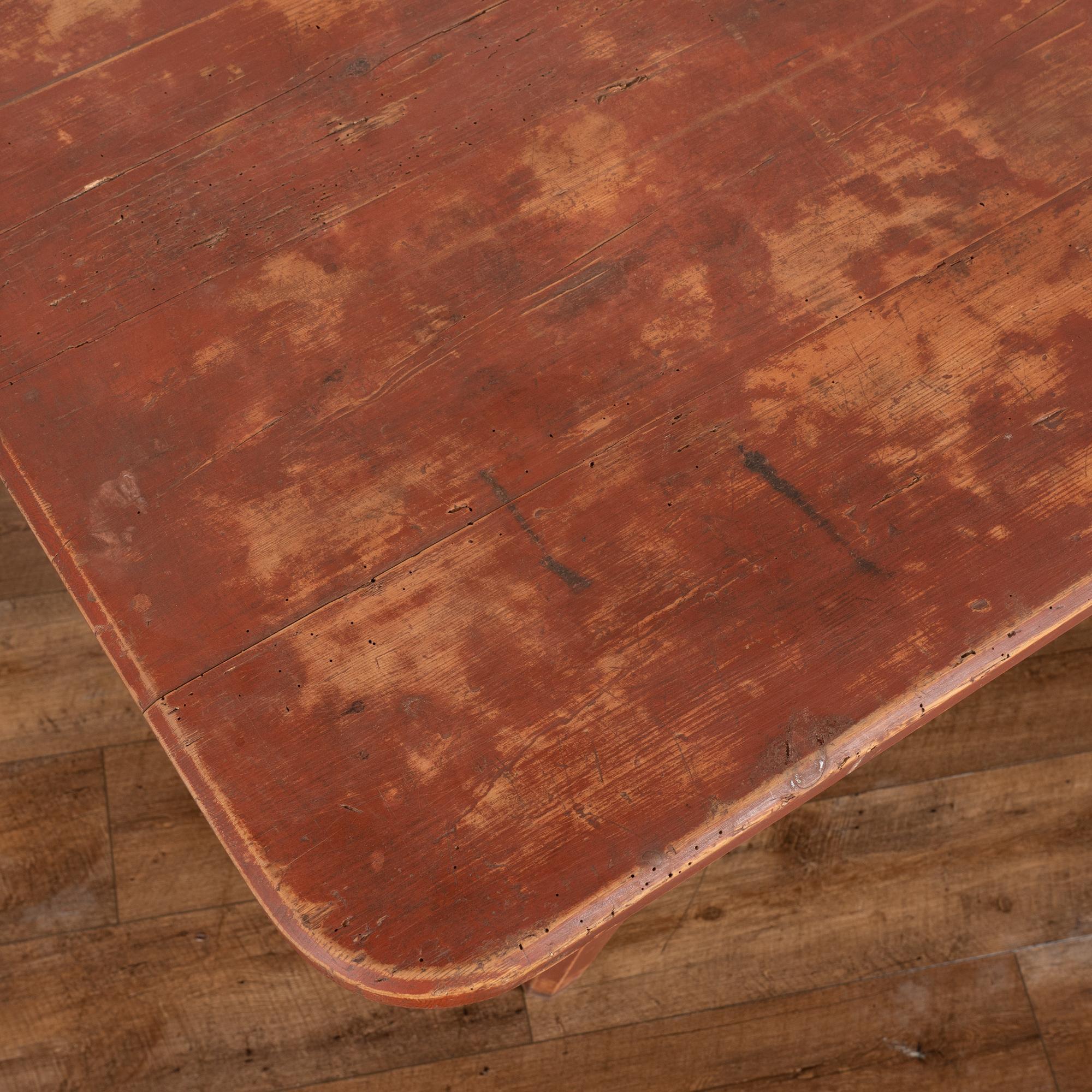 Table en pin suédois peinte en rouge du 19e siècle État moyen - En vente à Round Top, TX