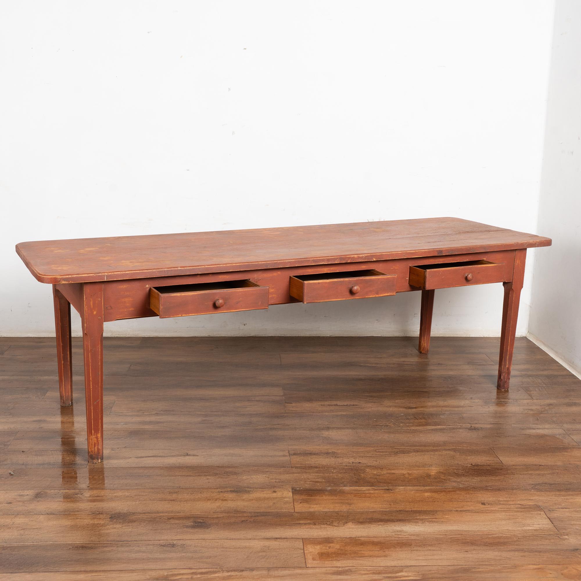 XIXe siècle Table en pin suédois peinte en rouge du 19e siècle en vente