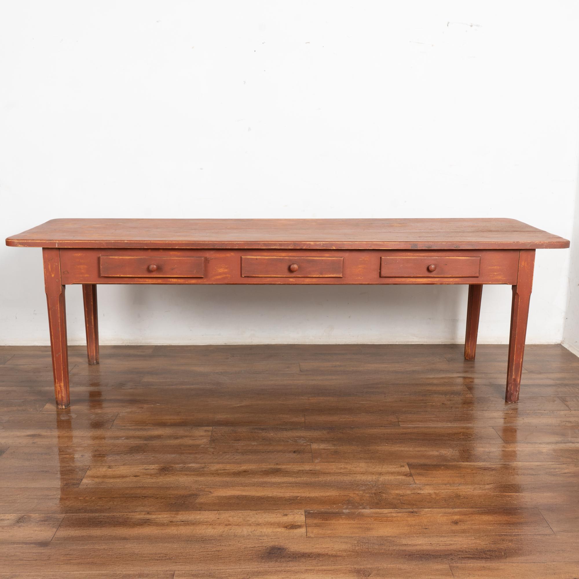 Pin Table en pin suédois peinte en rouge du 19e siècle en vente