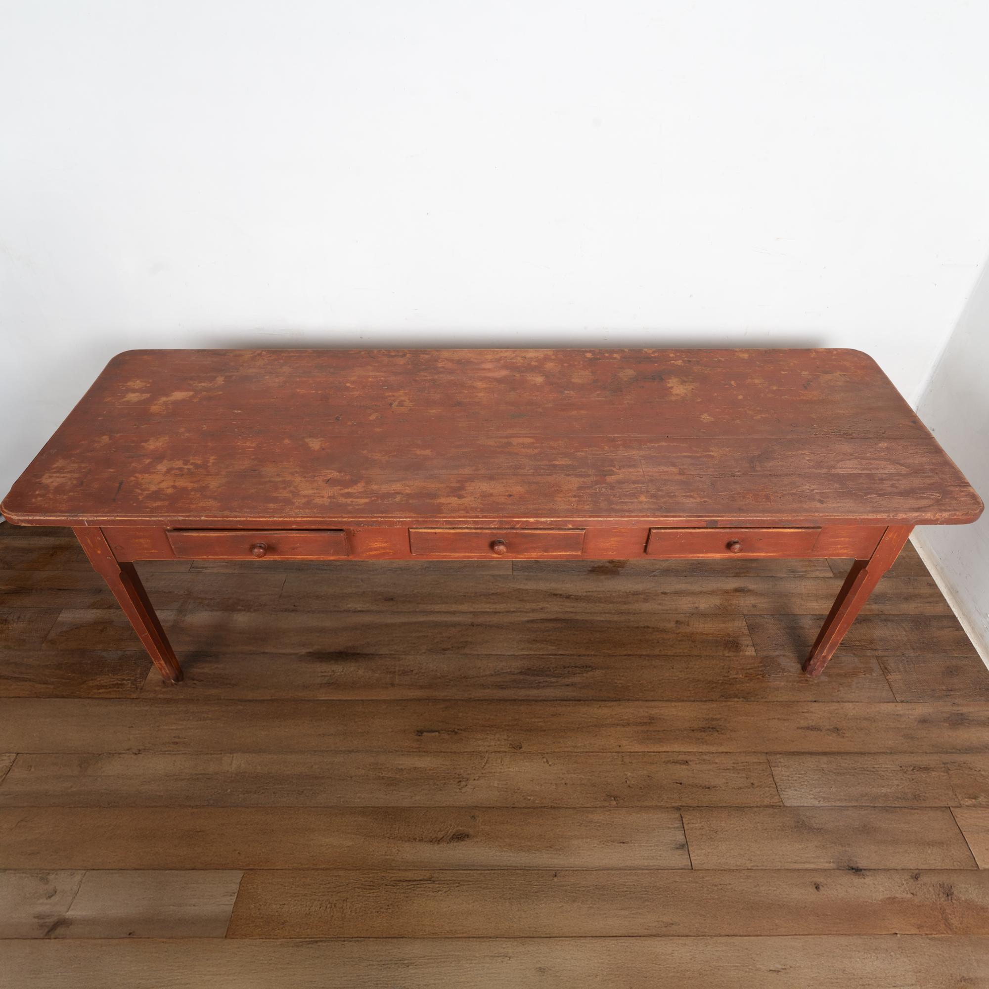 Table en pin suédois peinte en rouge du 19e siècle en vente 1