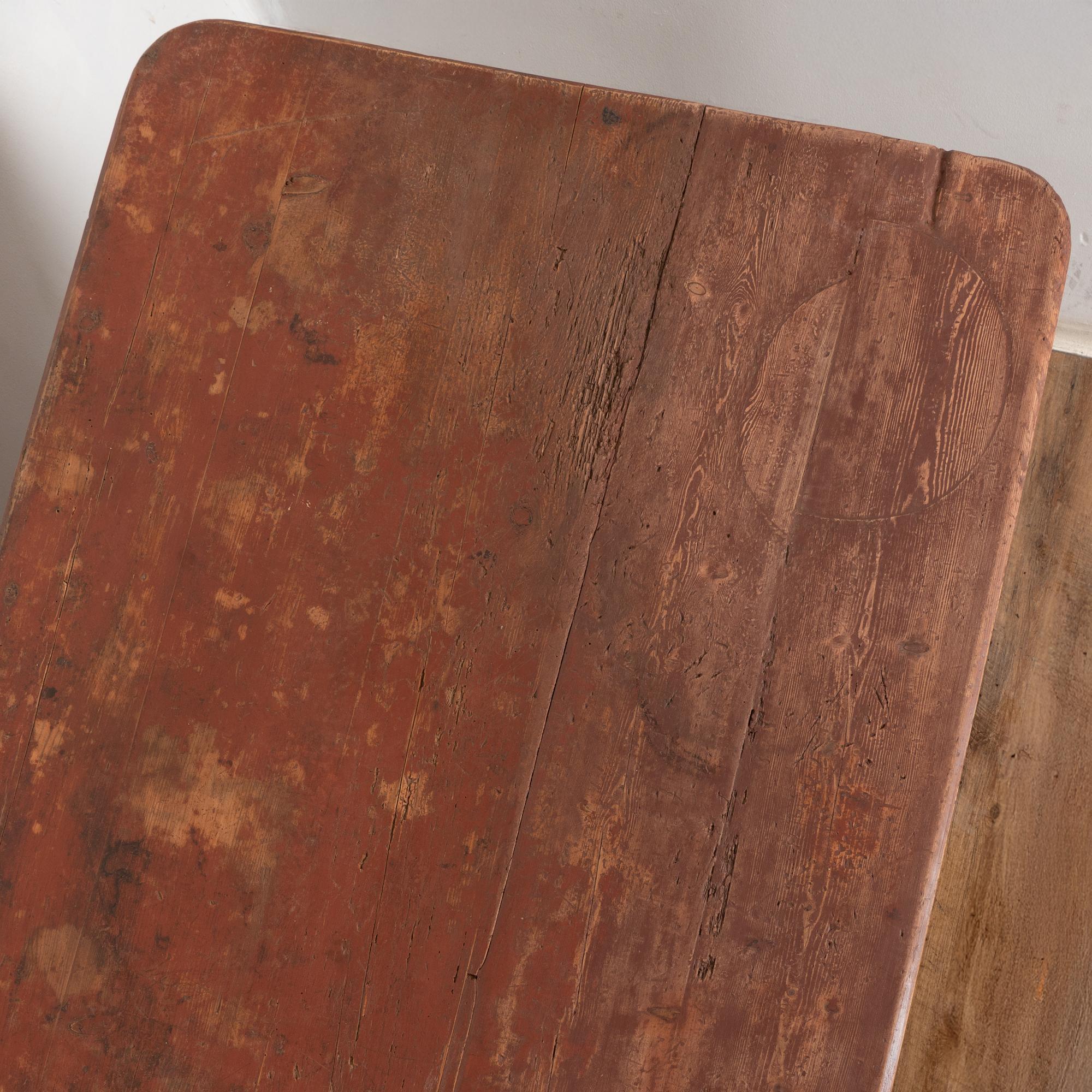 Table en pin suédois peinte en rouge du 19e siècle en vente 2