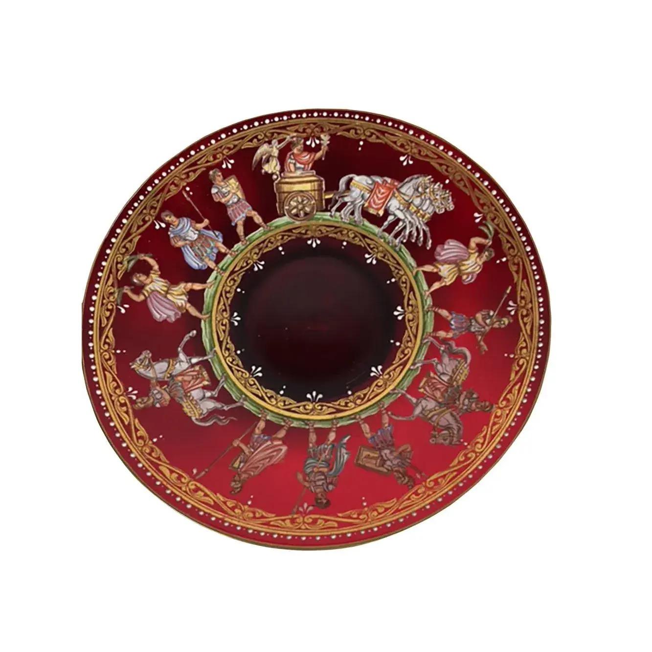 Un ensemble de six assiettes en verre vénitien transparent rouge, peintes à la main avec des chevaux, des chars et des guerriers vêtus. Circa 19e siècle, Italie.