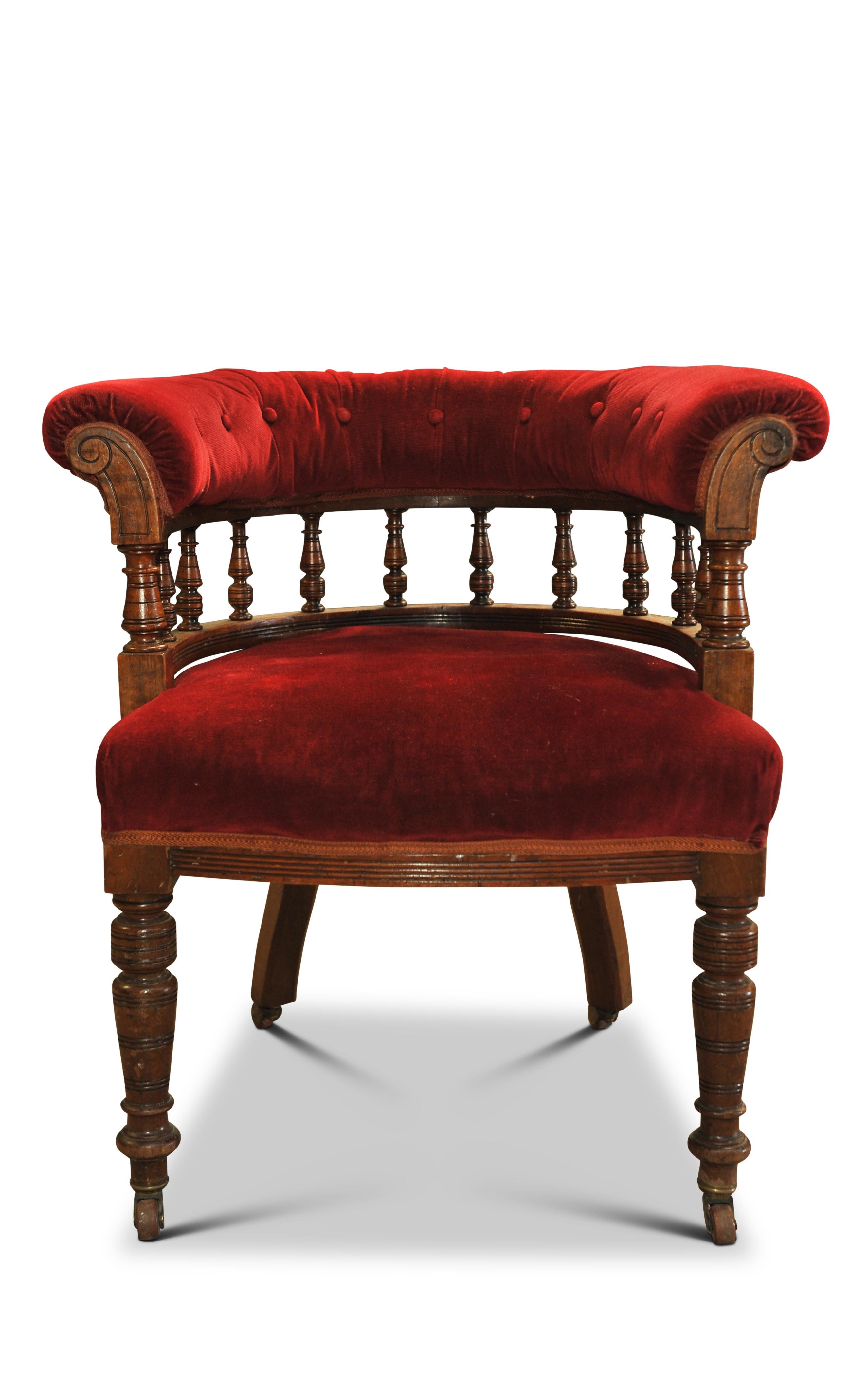 Chesterfield en velours rouge du XIXe siècle Chaise de capitaine en velours rouge avec roulettes en porcelaine

Chaise lourde fabriquée à la main avec assise rembourrée en crin de cheval. 

Dimensions supplémentaires 

Hauteur au sommet des bras