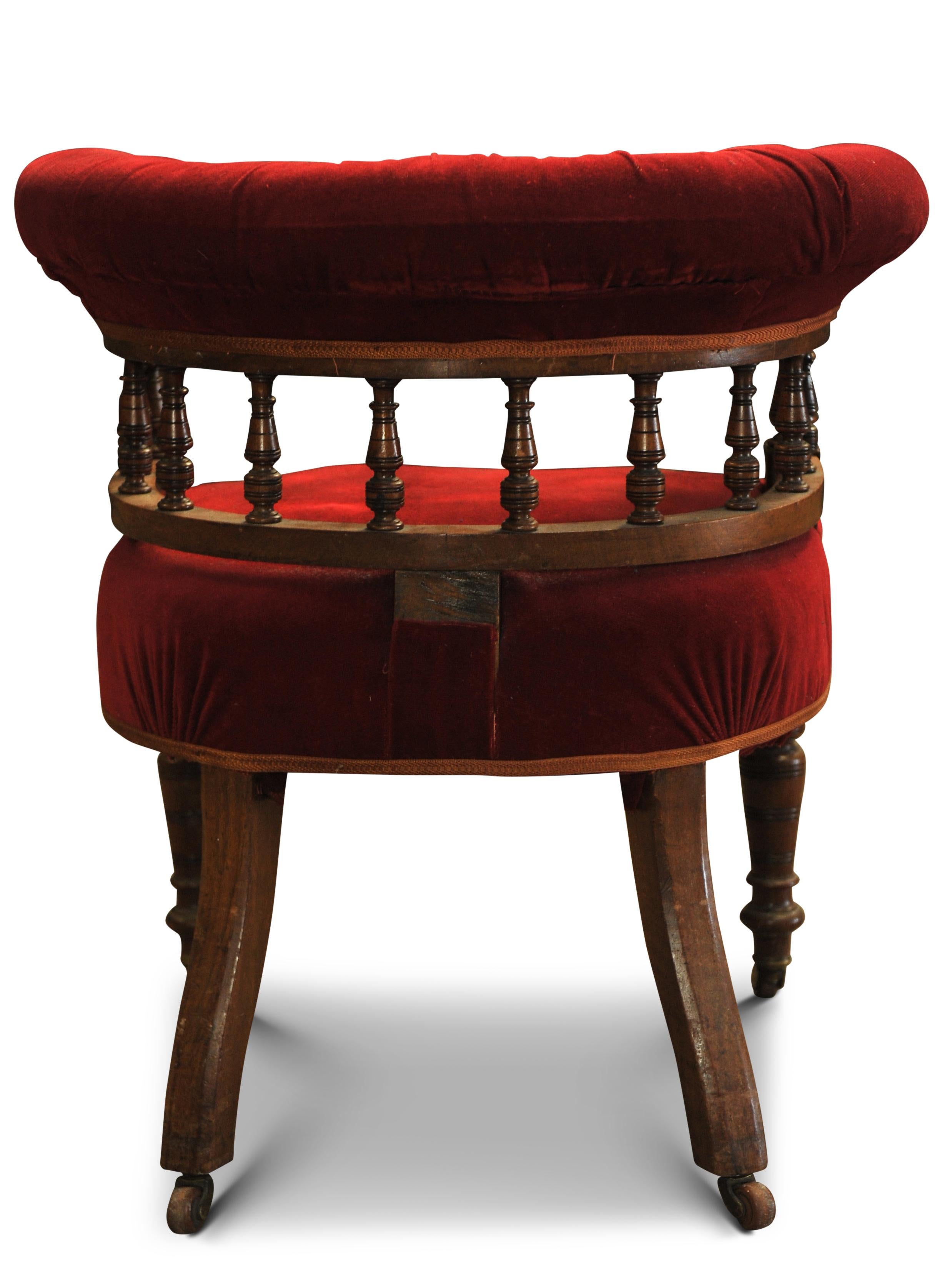Kapitänsstuhl aus rotem Samtleder des 19. Jahrhunderts mit Knopfleiste und Porzellanrollen und Porzellanrollen (Britisch) im Angebot