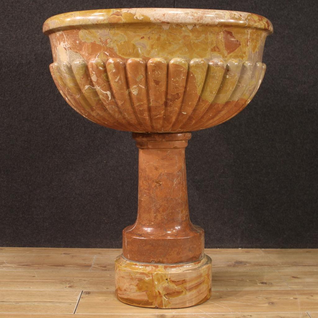 Antique Italian stoup from the 19th century. Finely sculpted marble work of beautiful size and pleasant decor. Ancient basin mounted and glued on a 20th century marble column, not divisible. Object for antique dealers and interior decorators, usable