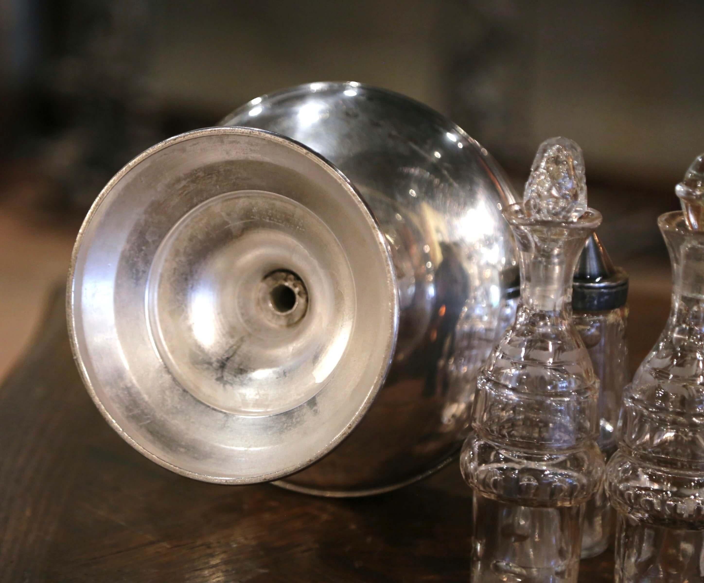 Set de burettes en métal argenté Reed & Barton du 19e siècle avec six bouteilles en cristal en vente 3