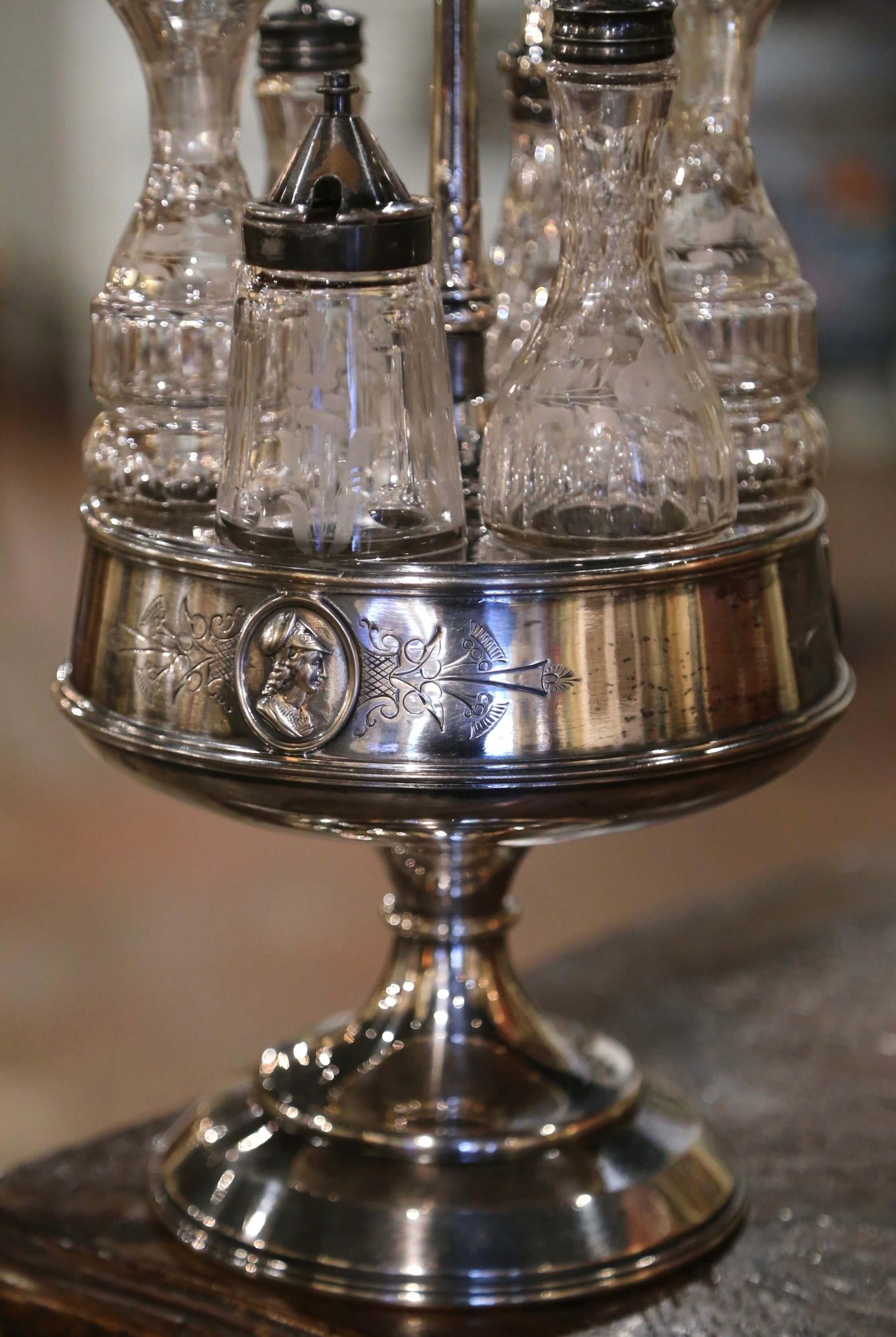 Américain Set de burettes en métal argenté Reed & Barton du 19e siècle avec six bouteilles en cristal en vente