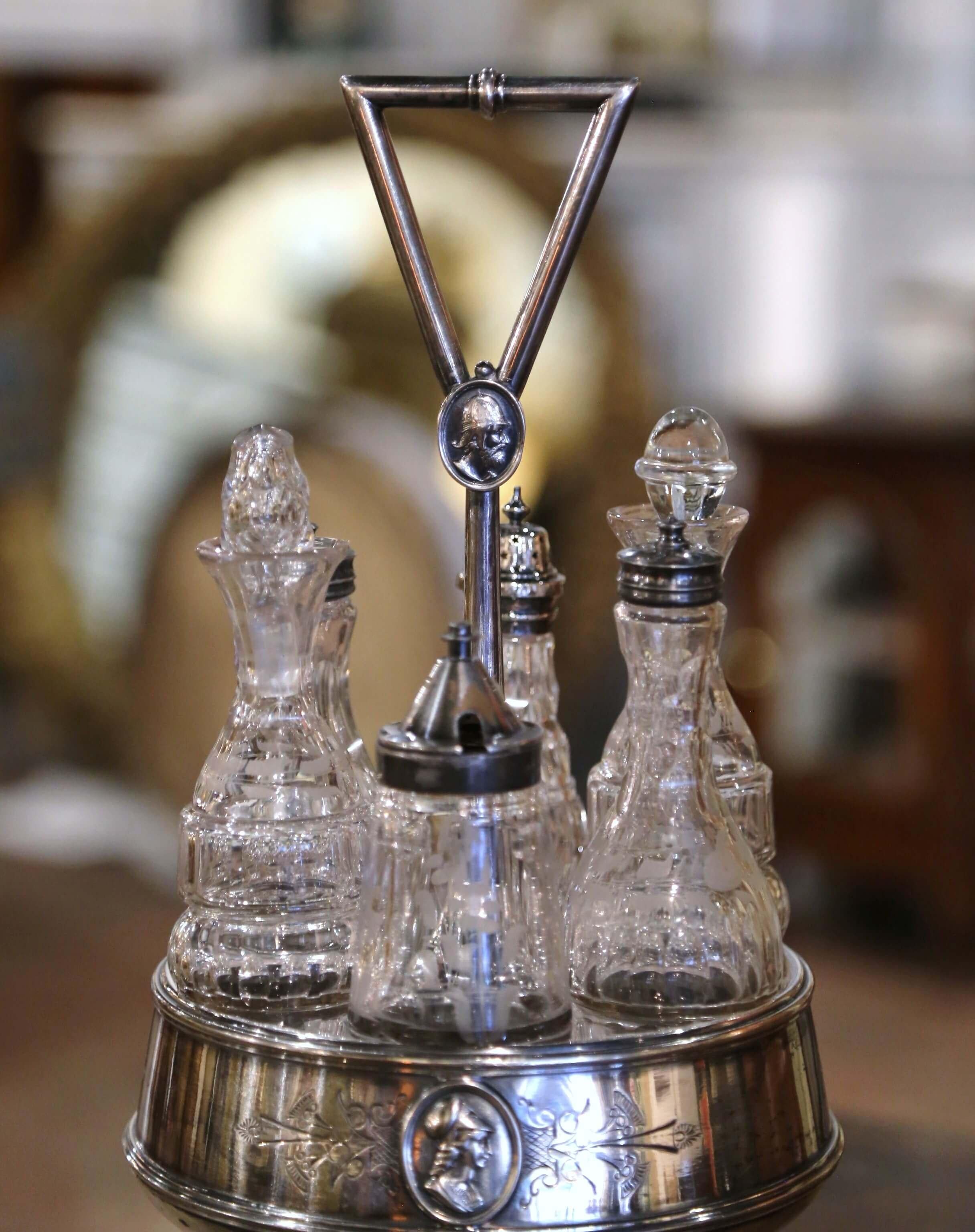 Buriné Set de burettes en métal argenté Reed & Barton du 19e siècle avec six bouteilles en cristal en vente