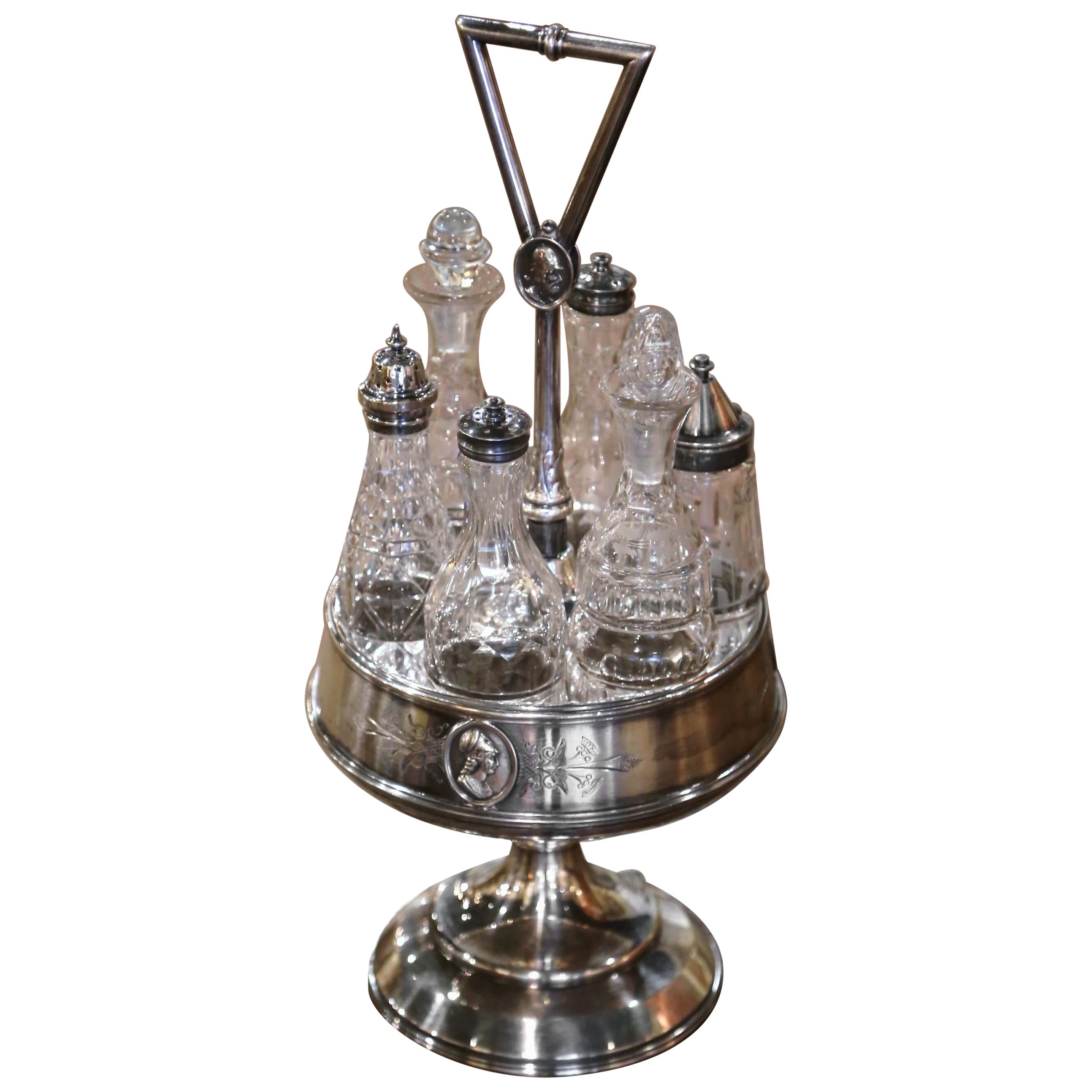 Set de burettes en métal argenté Reed & Barton du 19e siècle avec six bouteilles en cristal en vente