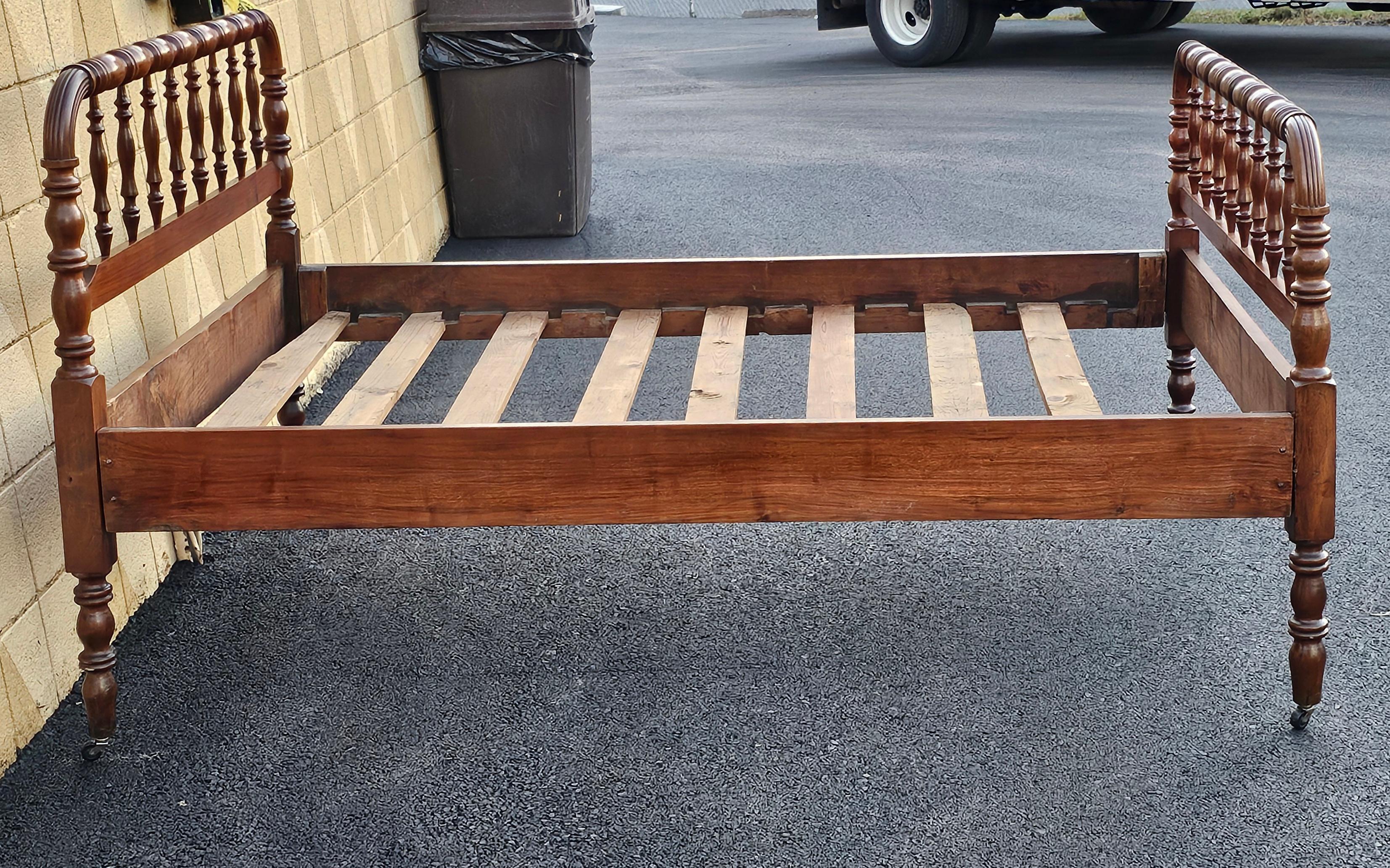 19th Century Refinished Mahogany Spindle Full Size Bed In Good Condition For Sale In Germantown, MD