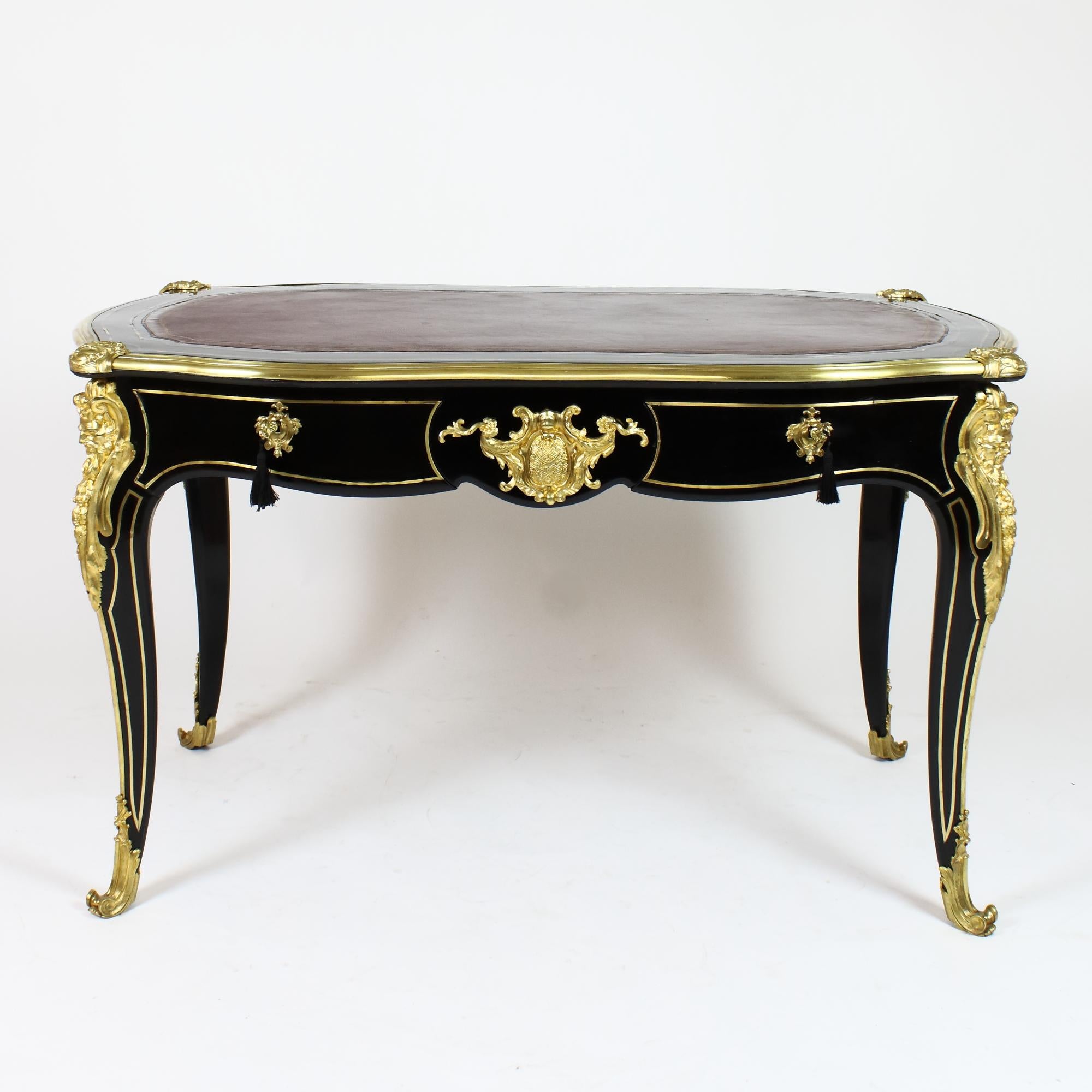 Excellent and rare French 19th century Napoleon III ebonized black lacquer Bureau plat or writing desk made in the Régence/Louis XV style made by Benjamin Gros/Paris, ca. 1855.
Raised on cabriole legs with rich gilt bronze mounting in the shape of