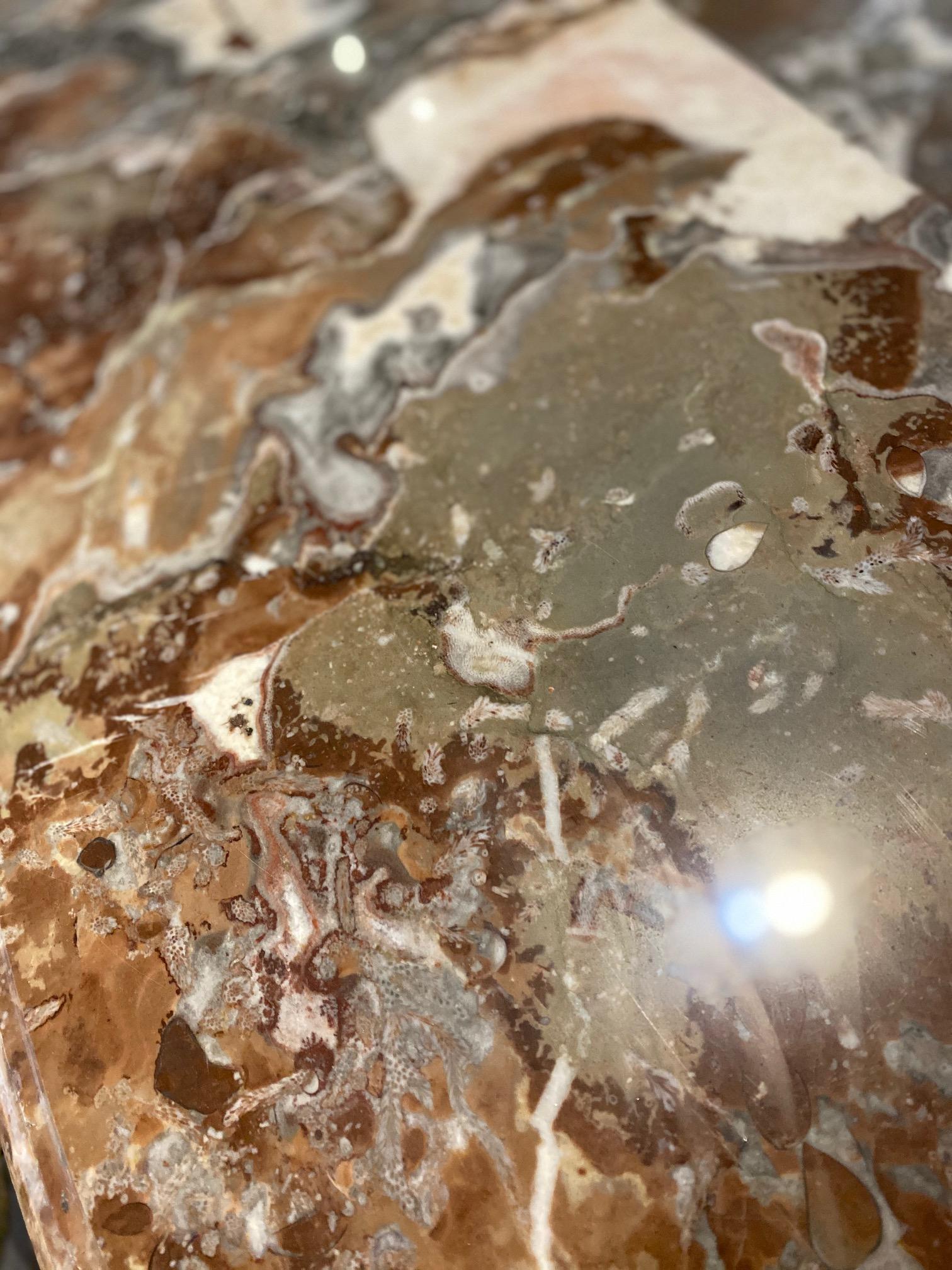 19. Jahrhundert Regence Stil Marmor Kaminsims im Zustand „Hervorragend“ im Angebot in Dallas, TX