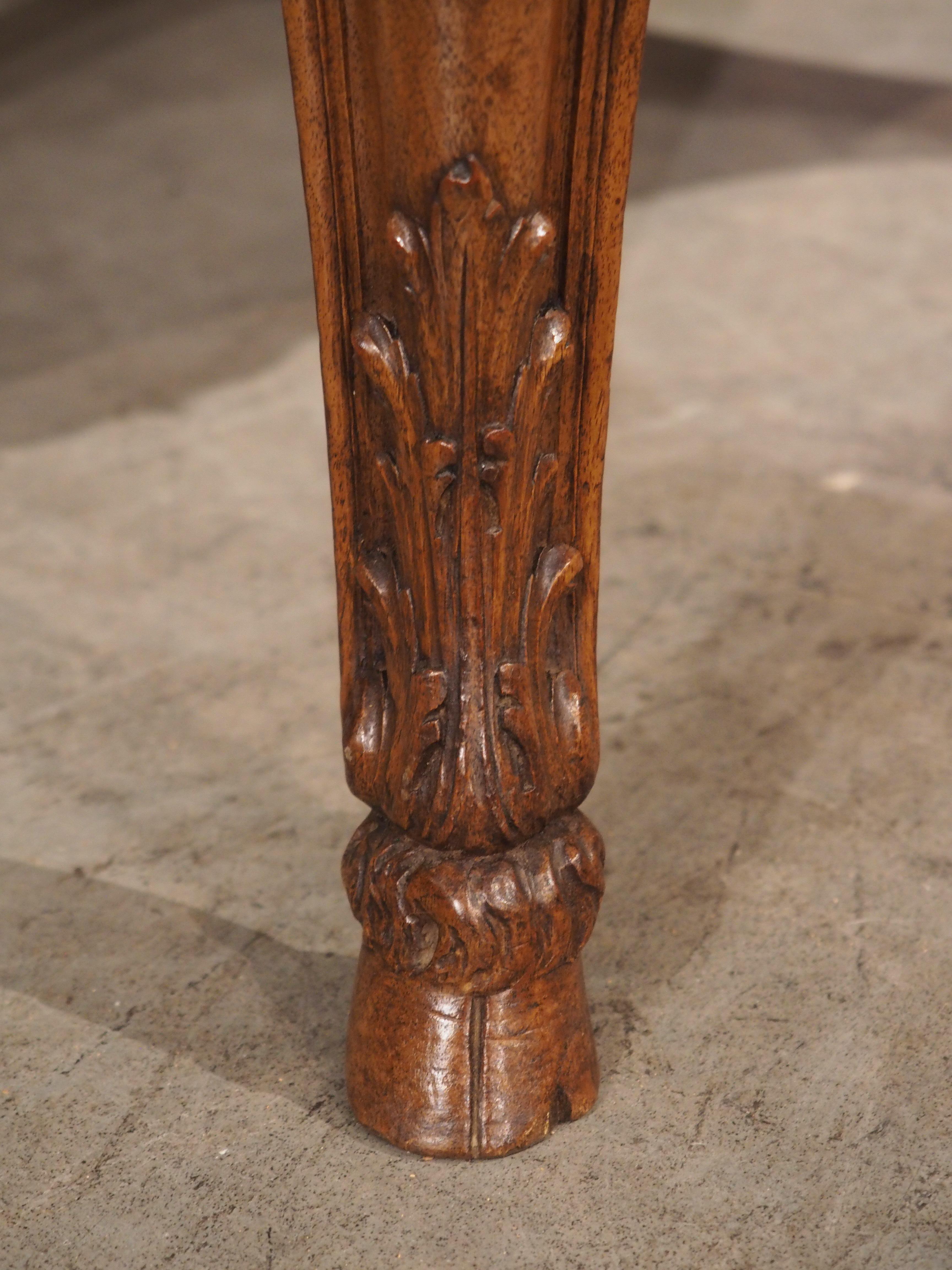 Regence-Tabouret aus geschnitztem Nussbaumholz von A. Dubois, Le Mans, Frankreich, 19. Jahrhundert im Angebot 4