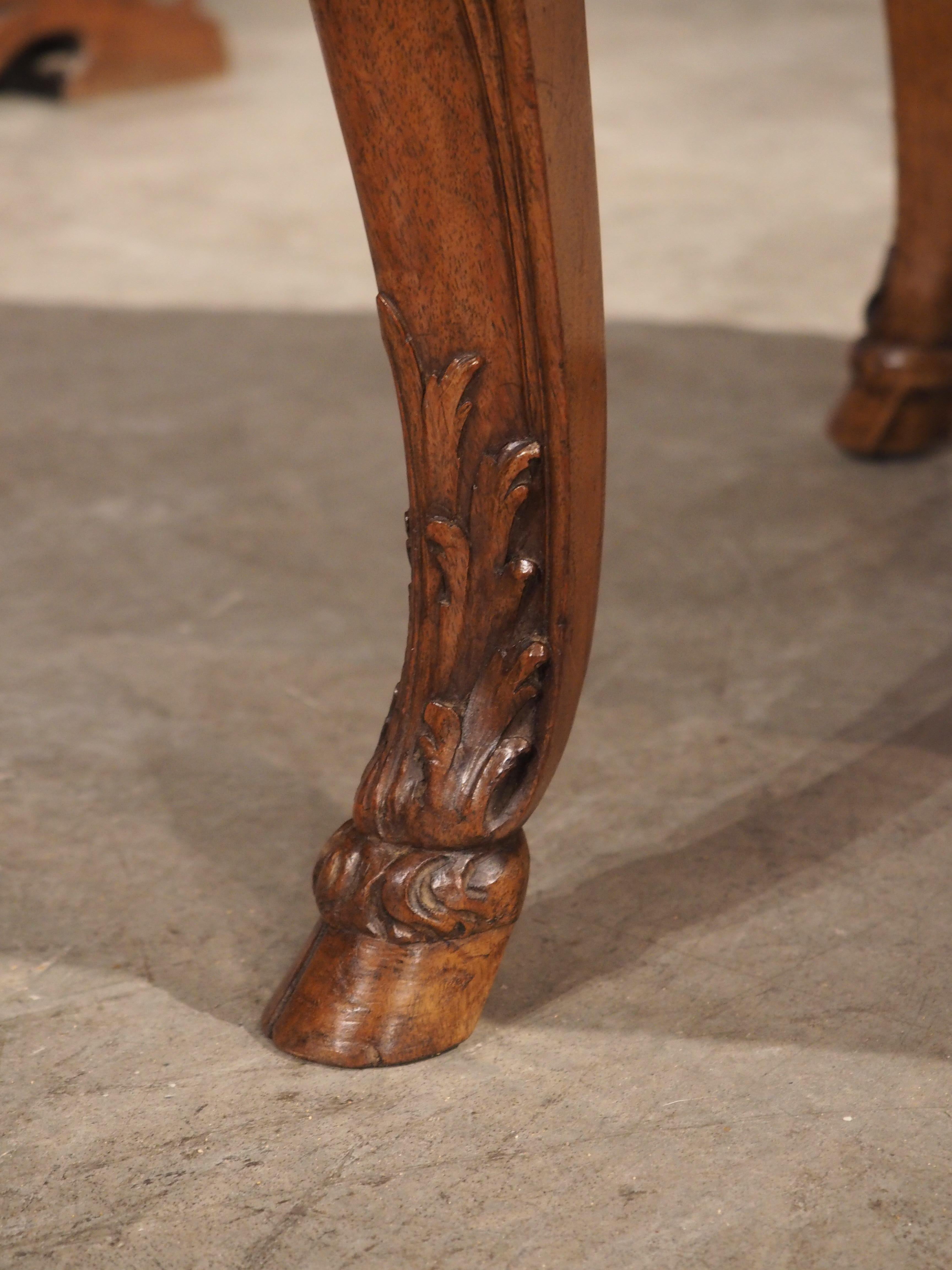 Regence-Tabouret aus geschnitztem Nussbaumholz von A. Dubois, Le Mans, Frankreich, 19. Jahrhundert im Zustand „Gut“ im Angebot in Dallas, TX
