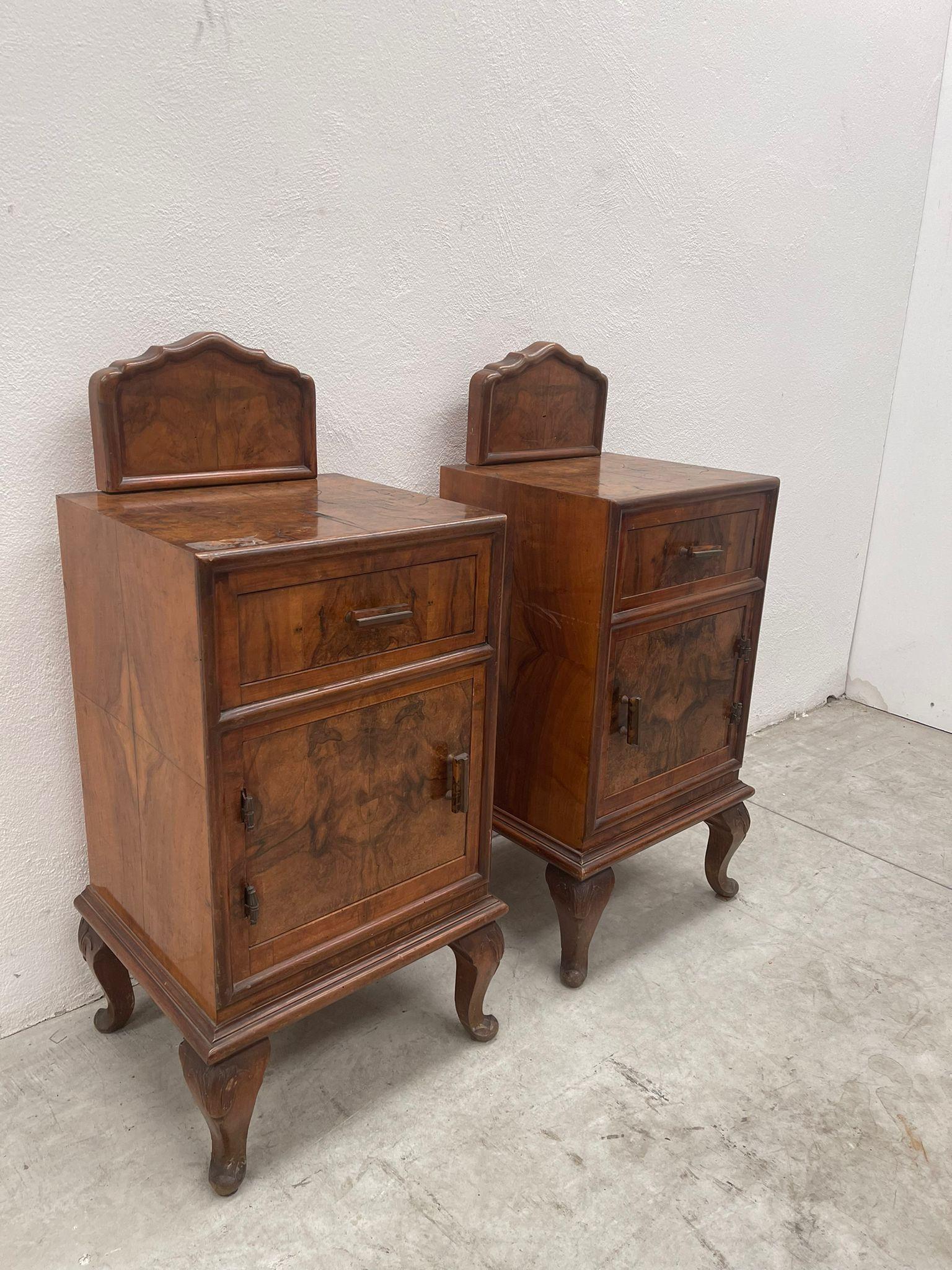 Set of bedside tables made in Italy in the first half of the 1900s. Classic style, which makes the piece a timeless icon.
It is roomy thanks to a drawer and a door.