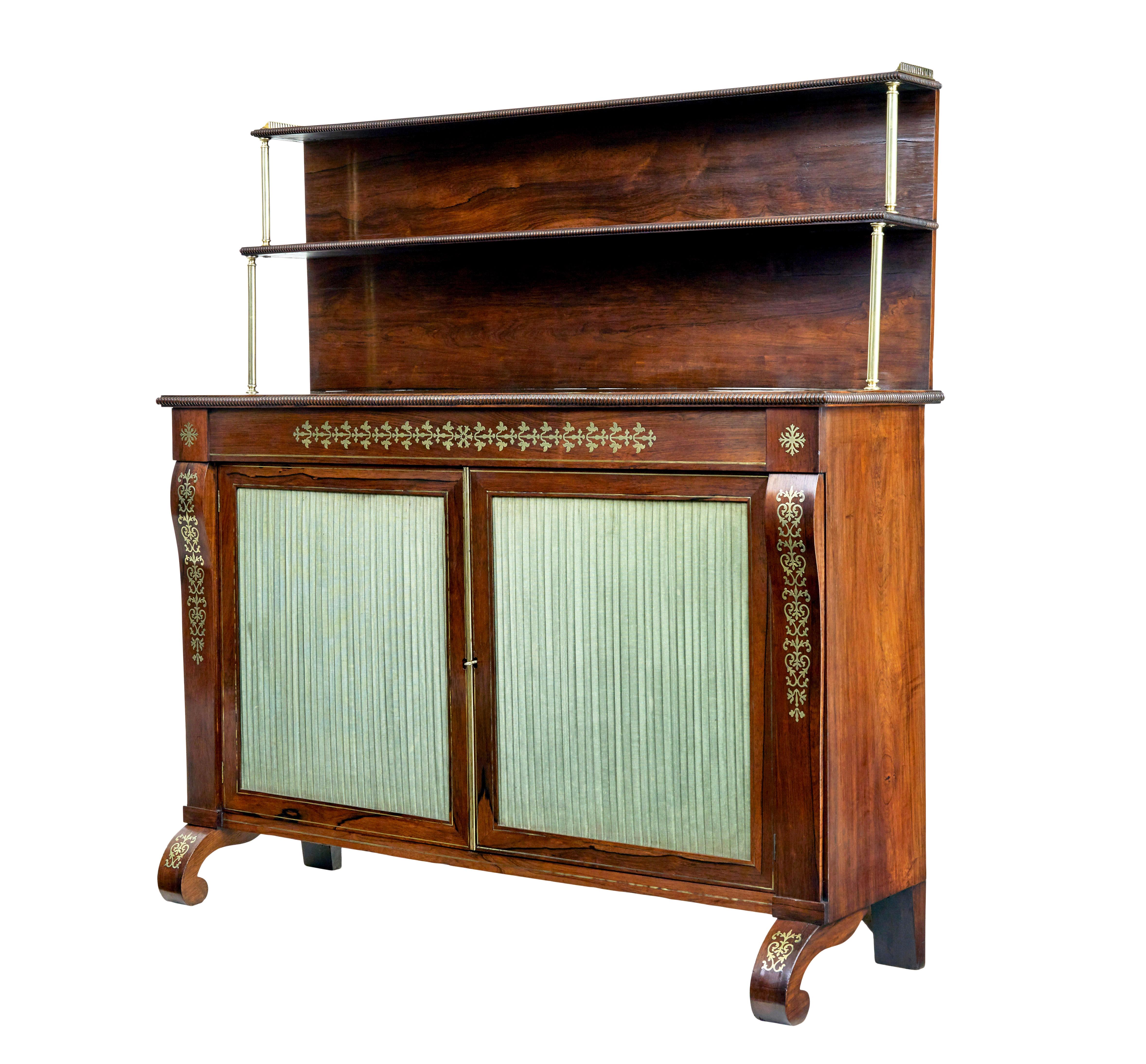 Hochwertiger Chiffonier aus der Regency-Zeit, um 1820.

Obere Ablage mit Galerie aus Messing, die mit einer Perlenkante versehen ist. Das zweite Regal wird von Messingstützen getragen.  Der Korpus ist auf der Vorderseite und an den Beinen mit