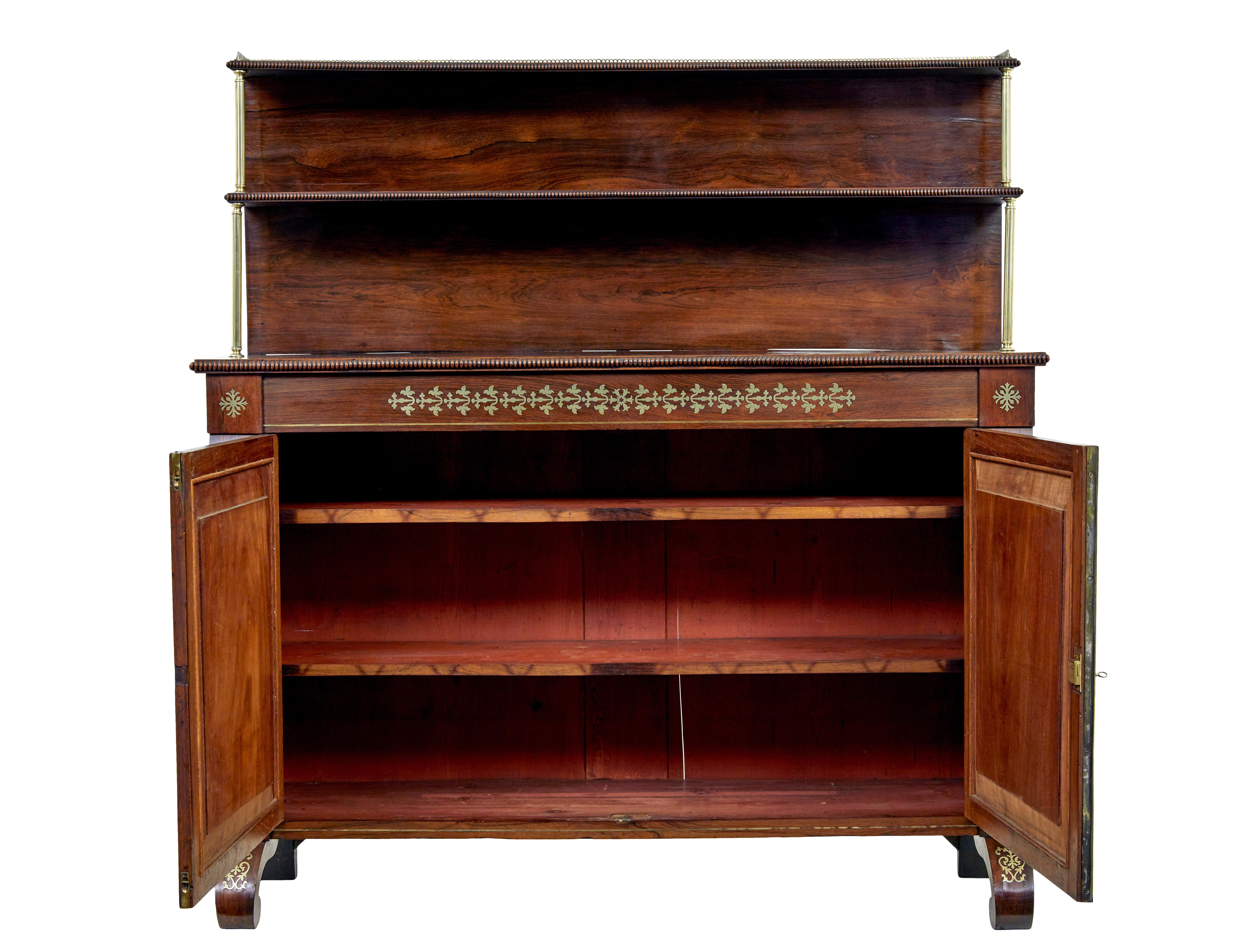 Regency-Anrichte mit Messingintarsien aus dem 19. (Handgefertigt) im Angebot