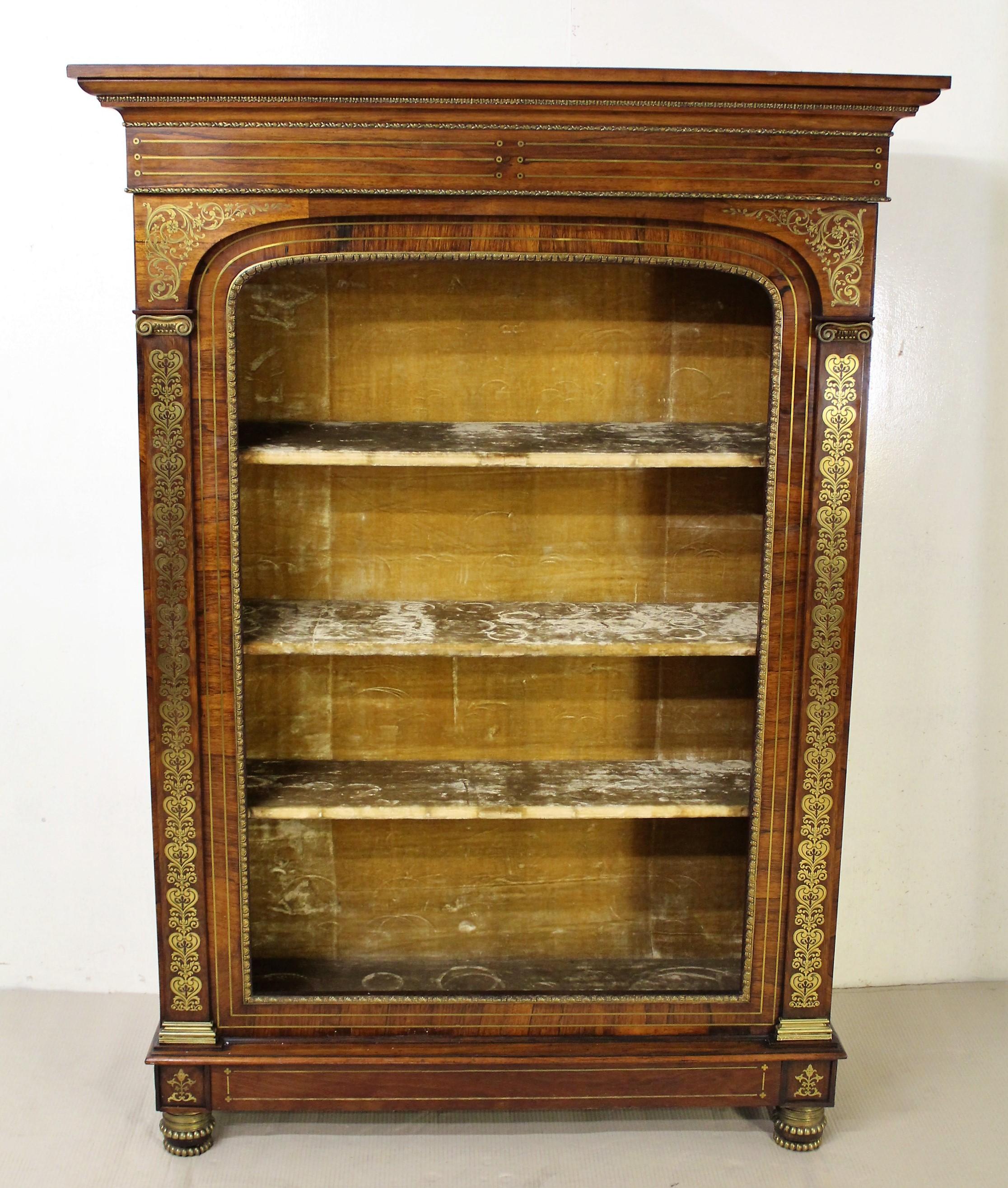 A superb Regency period brass inlaid rosewood open bookcase of generous proportions. Of fine construction in solid rosewood with attractive rosewood veneers onto a mahogany carcass. Decorated with intricate brass inlaid detailing throughout. The