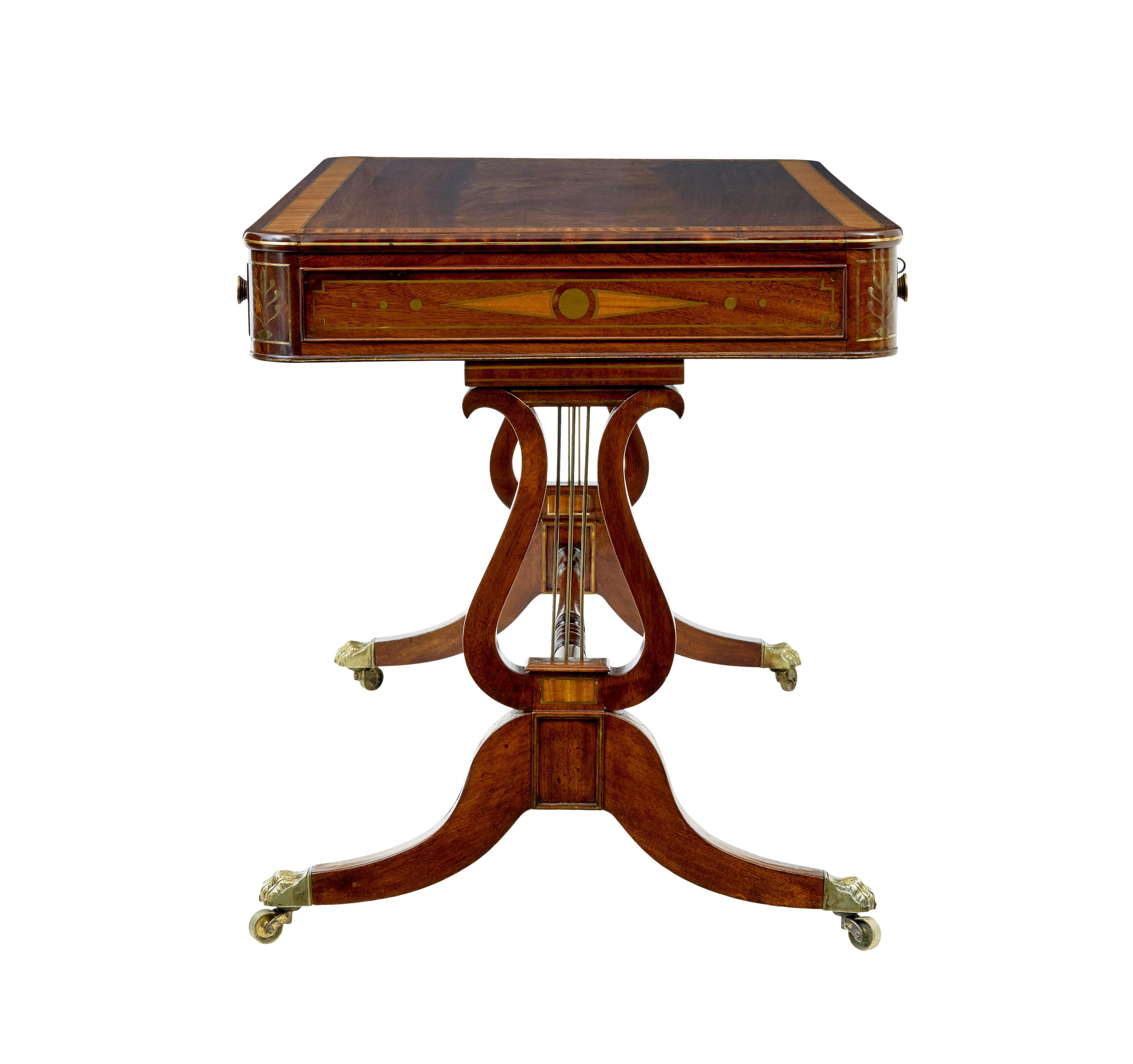 Scrivania Regency del XIX secolo con intarsi in ottone in vendita 4