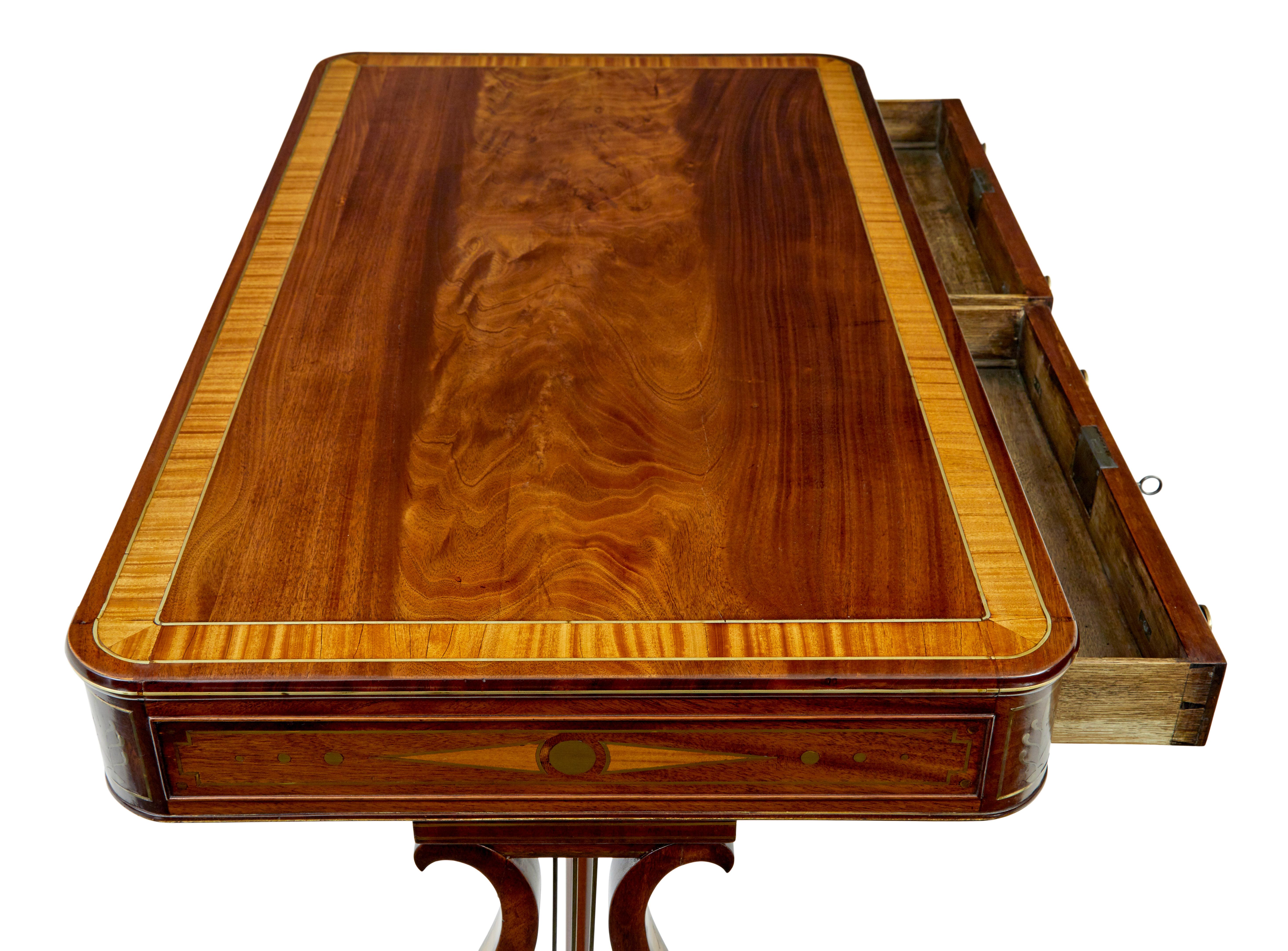 Inglese Scrivania Regency del XIX secolo con intarsi in ottone in vendita