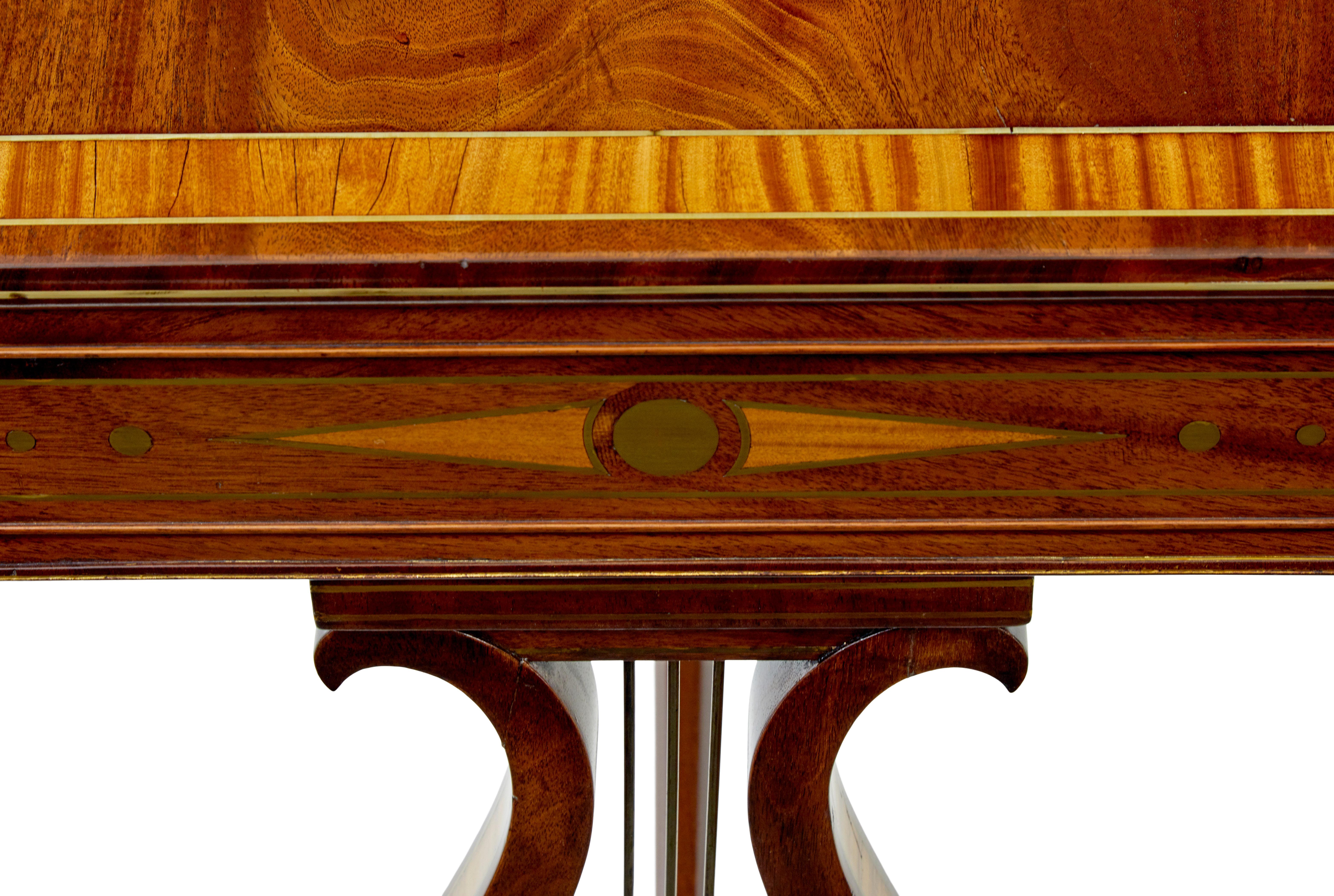 Intagliato a mano Scrivania Regency del XIX secolo con intarsi in ottone in vendita