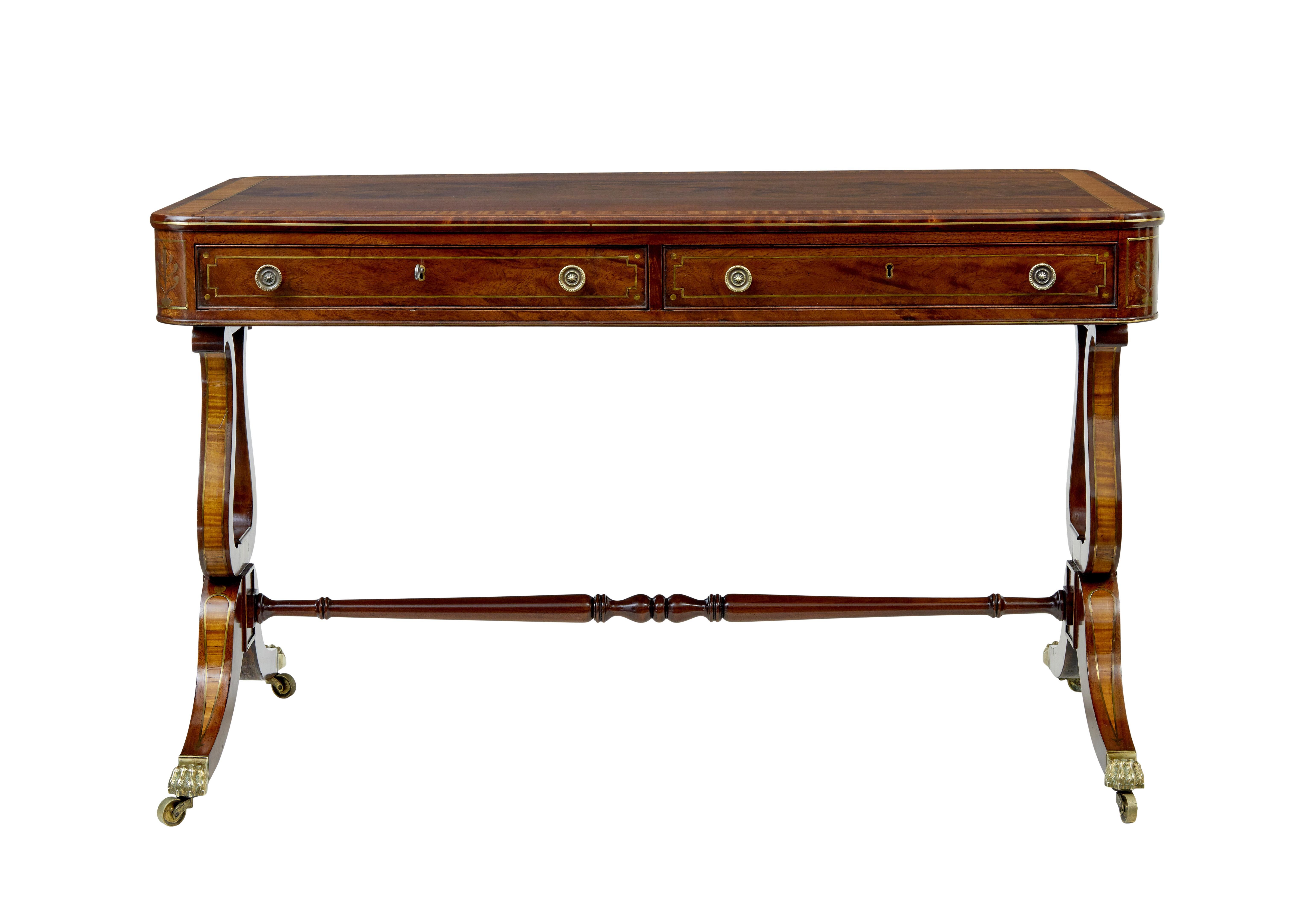 Scrivania Regency del XIX secolo con intarsi in ottone in vendita 1