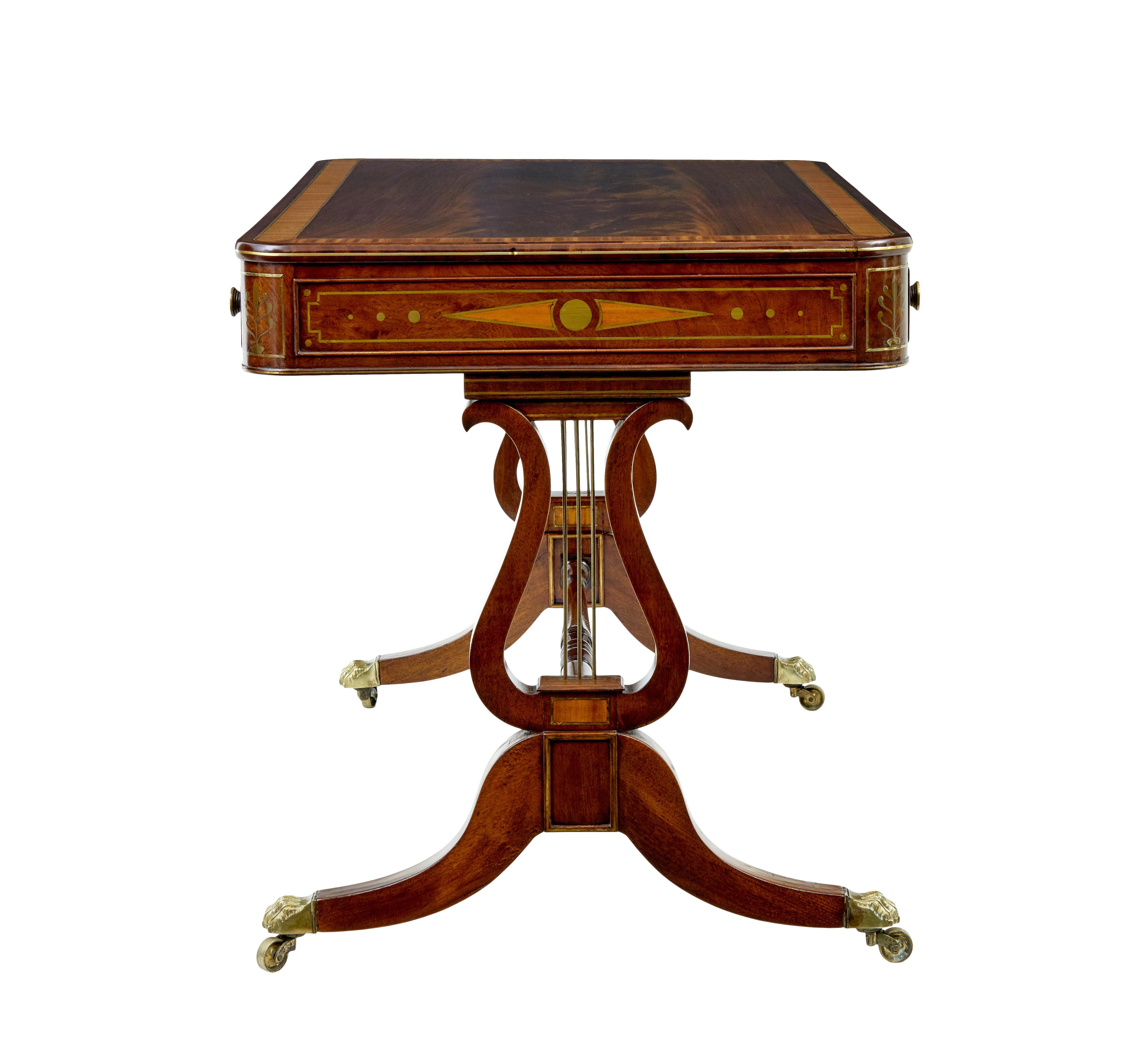 Scrivania Regency del XIX secolo con intarsi in ottone in vendita 2