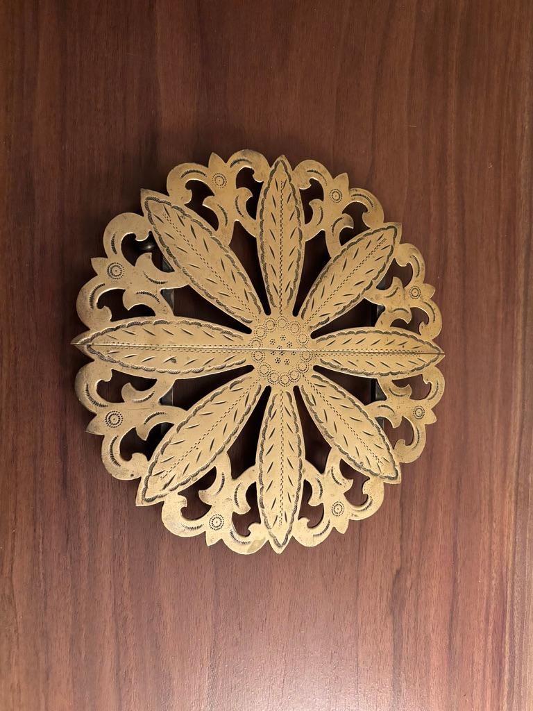 19. Jahrhundert Regency Untersetzer aus Messing mit geätzter Dekoration im Angebot 5