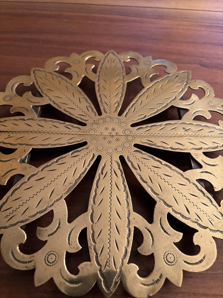 19. Jahrhundert Regency Untersetzer aus Messing mit geätzter Dekoration im Angebot 6