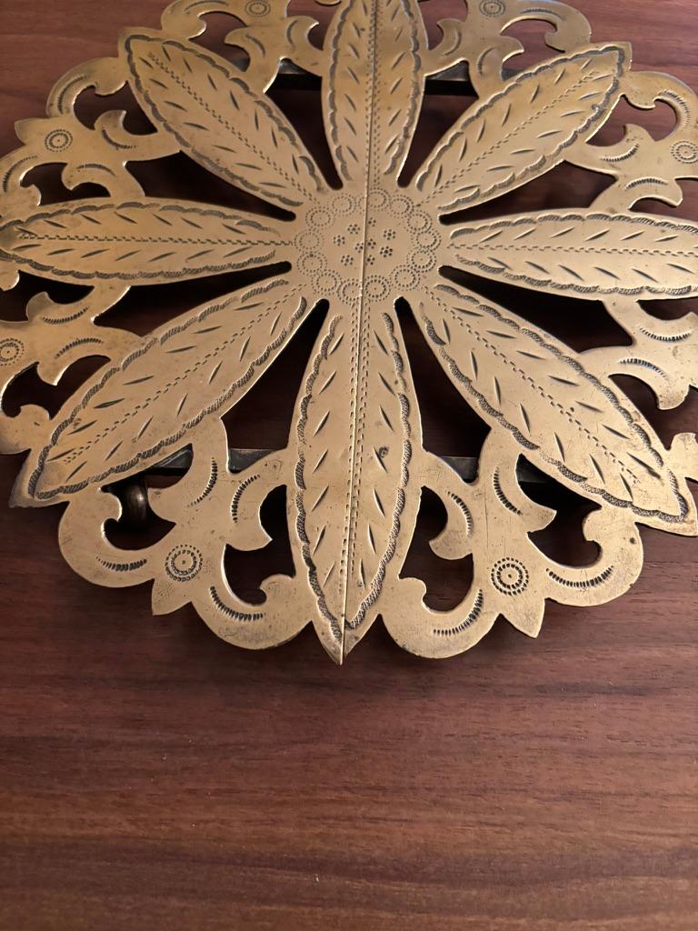 Verstellbarer Untersetzer aus englischem Regency-Messing des 19. Jahrhunderts mit geätztem Dekor. Ein hübsches Laubsägearbeiten-Design mit acht Blütenblättern oder Blättern, die von einem runden Zentrum mit stilisierten Fleur-di-Lys-Verbindungen