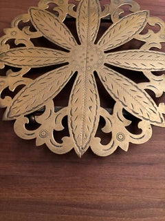 Sottopentola in ottone Regency del XIX secolo con decorazioni incise