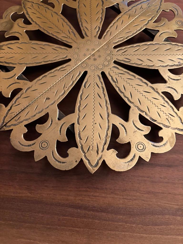 19. Jahrhundert Regency Untersetzer aus Messing mit geätzter Dekoration (Englisch) im Angebot