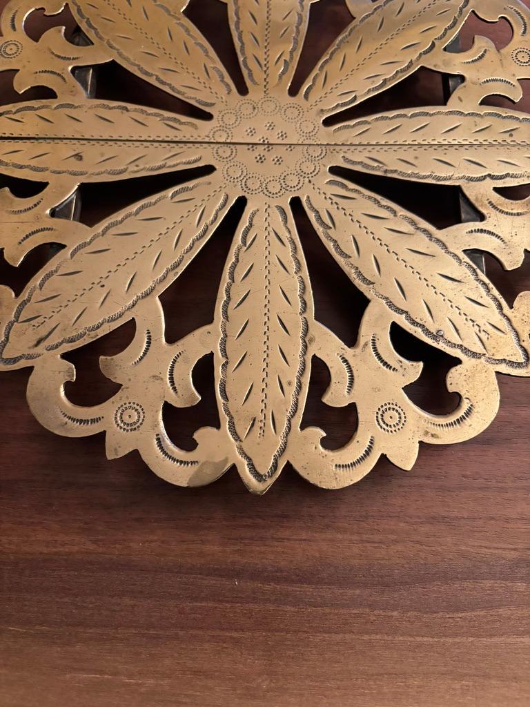 19. Jahrhundert Regency Untersetzer aus Messing mit geätzter Dekoration (Radiert) im Angebot