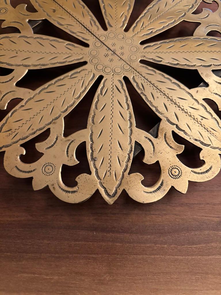 19. Jahrhundert Regency Untersetzer aus Messing mit geätzter Dekoration im Zustand „Gut“ im Angebot in Stamford, CT