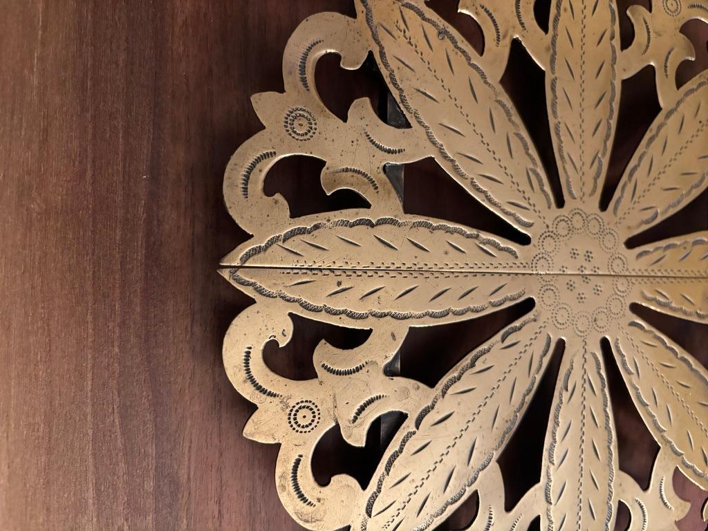 19. Jahrhundert Regency Untersetzer aus Messing mit geätzter Dekoration im Angebot 1