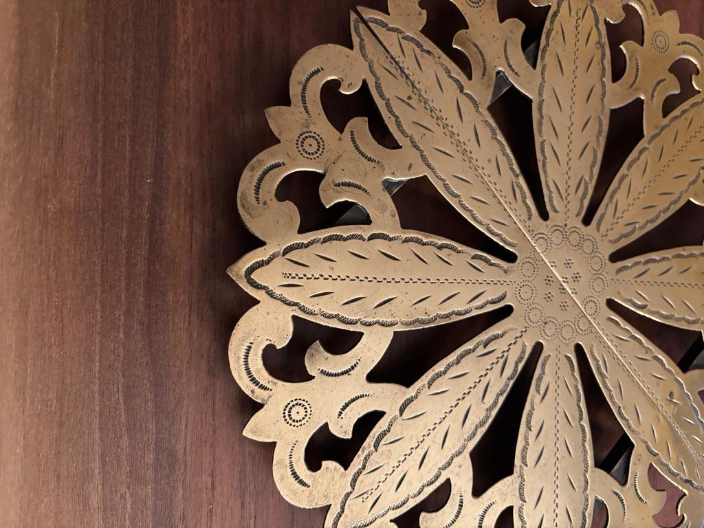 19. Jahrhundert Regency Untersetzer aus Messing mit geätzter Dekoration im Angebot 2