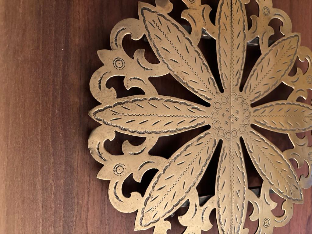 19. Jahrhundert Regency Untersetzer aus Messing mit geätzter Dekoration im Angebot 3