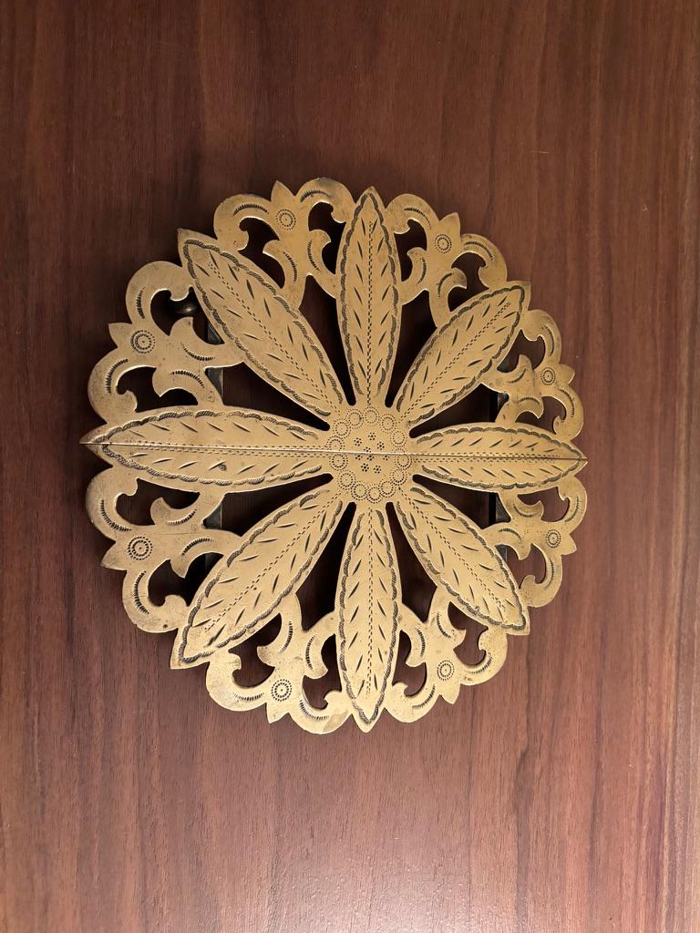 19. Jahrhundert Regency Untersetzer aus Messing mit geätzter Dekoration im Angebot 4