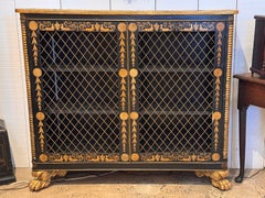 Cabinet Regency du 19ème siècle avec pieds en patte de lion dorés