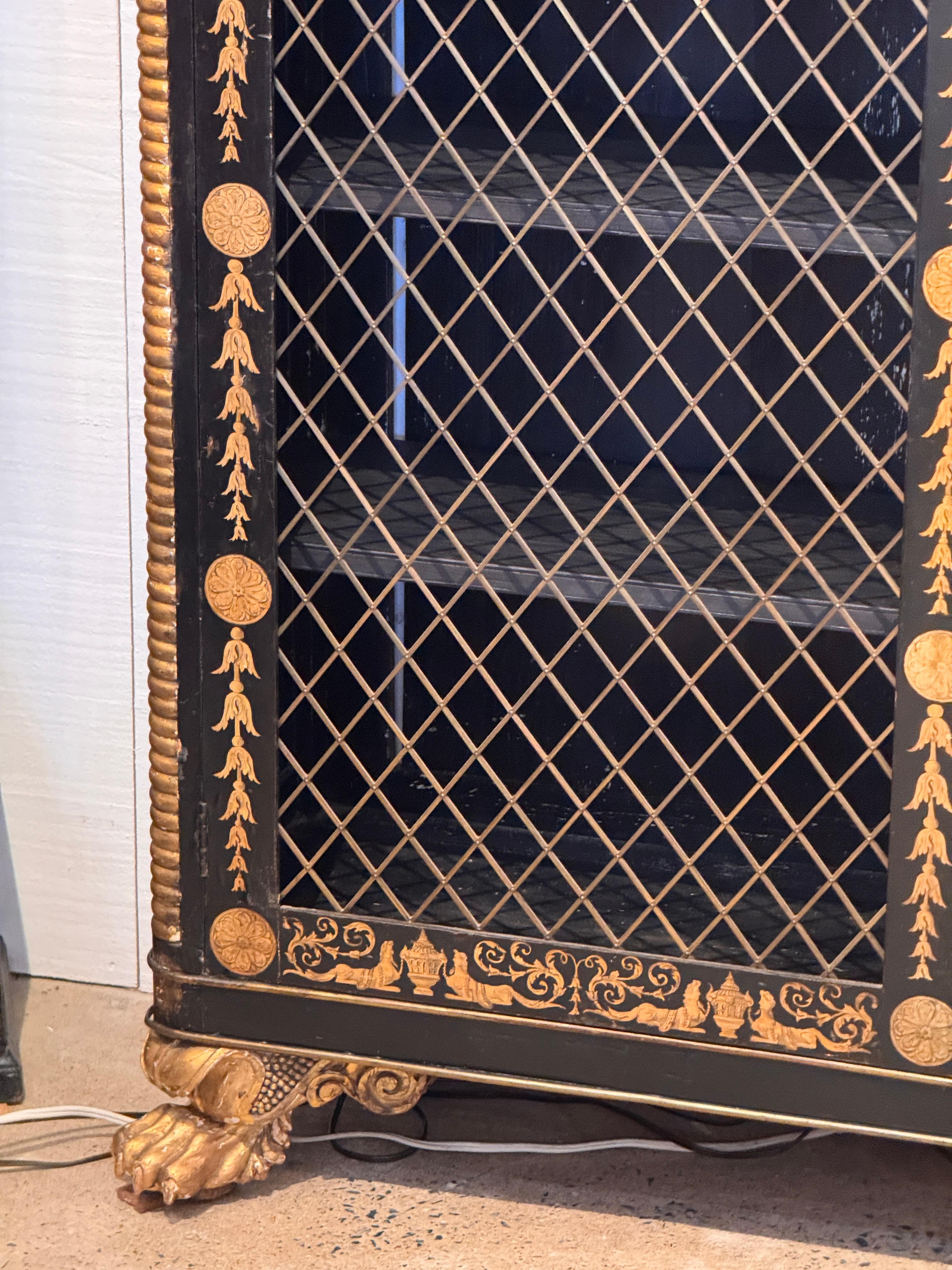 Inglese Armadio Regency del XIX secolo con piedi dorati a zampa di leone in vendita