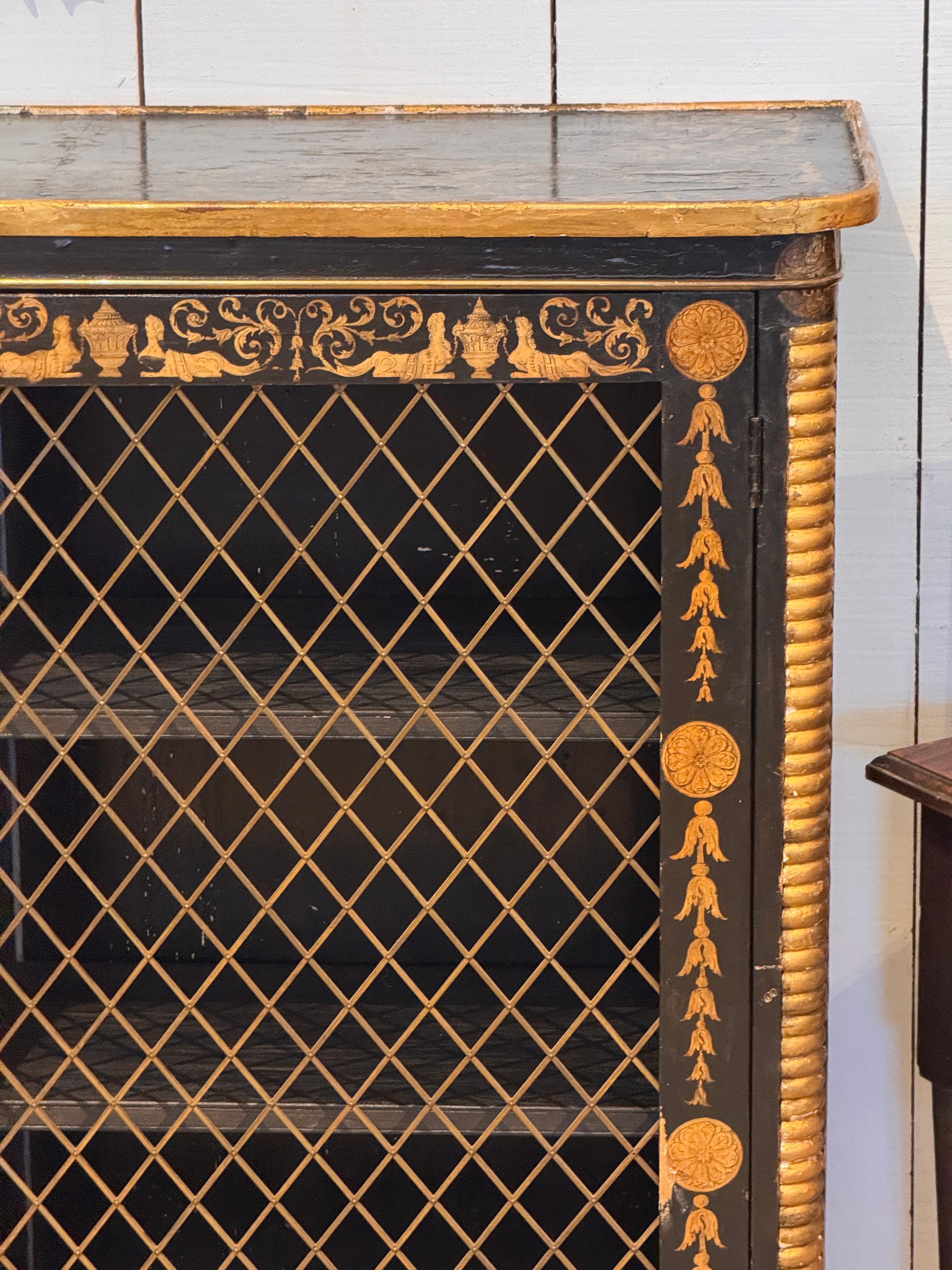 Metallo Armadio Regency del XIX secolo con piedi dorati a zampa di leone in vendita