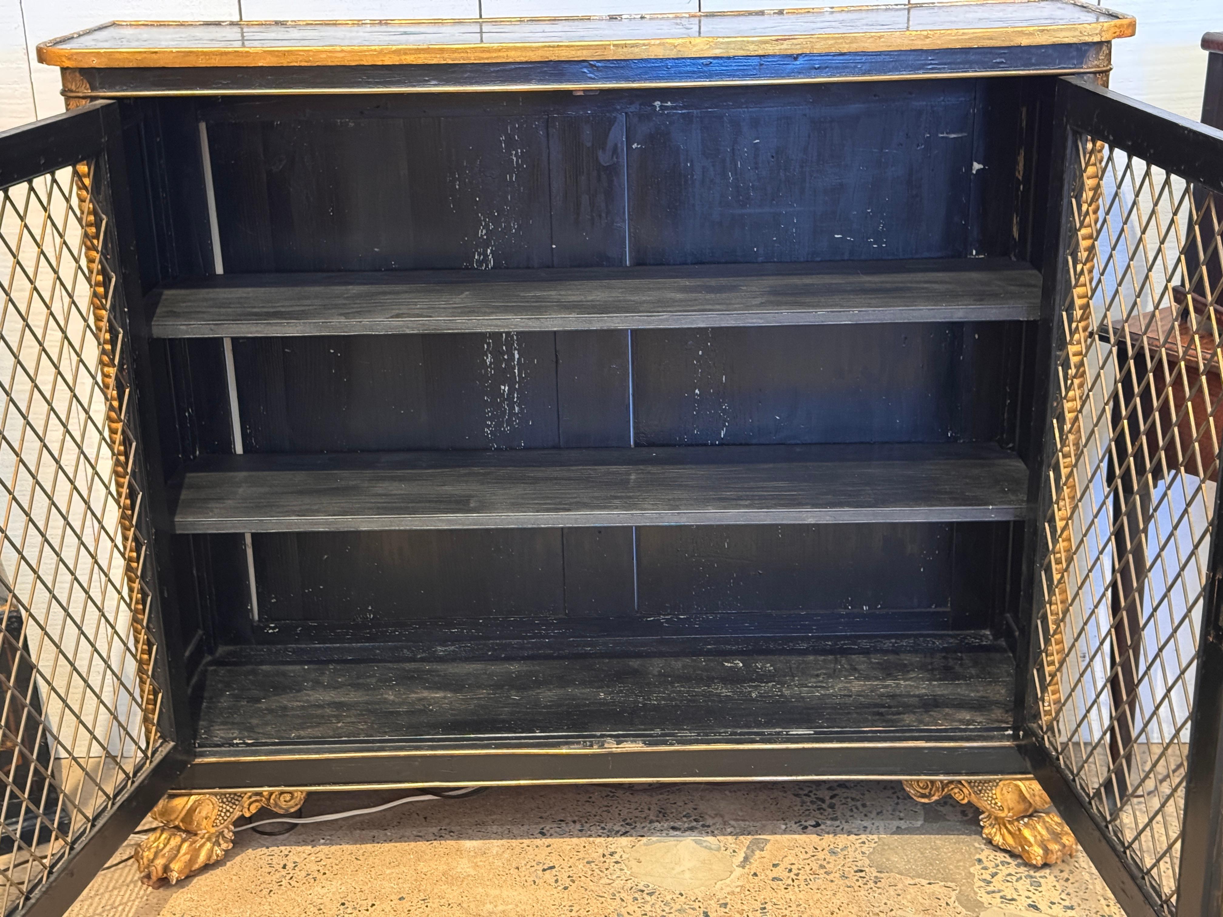 Armadio Regency del XIX secolo con piedi dorati a zampa di leone in vendita 3