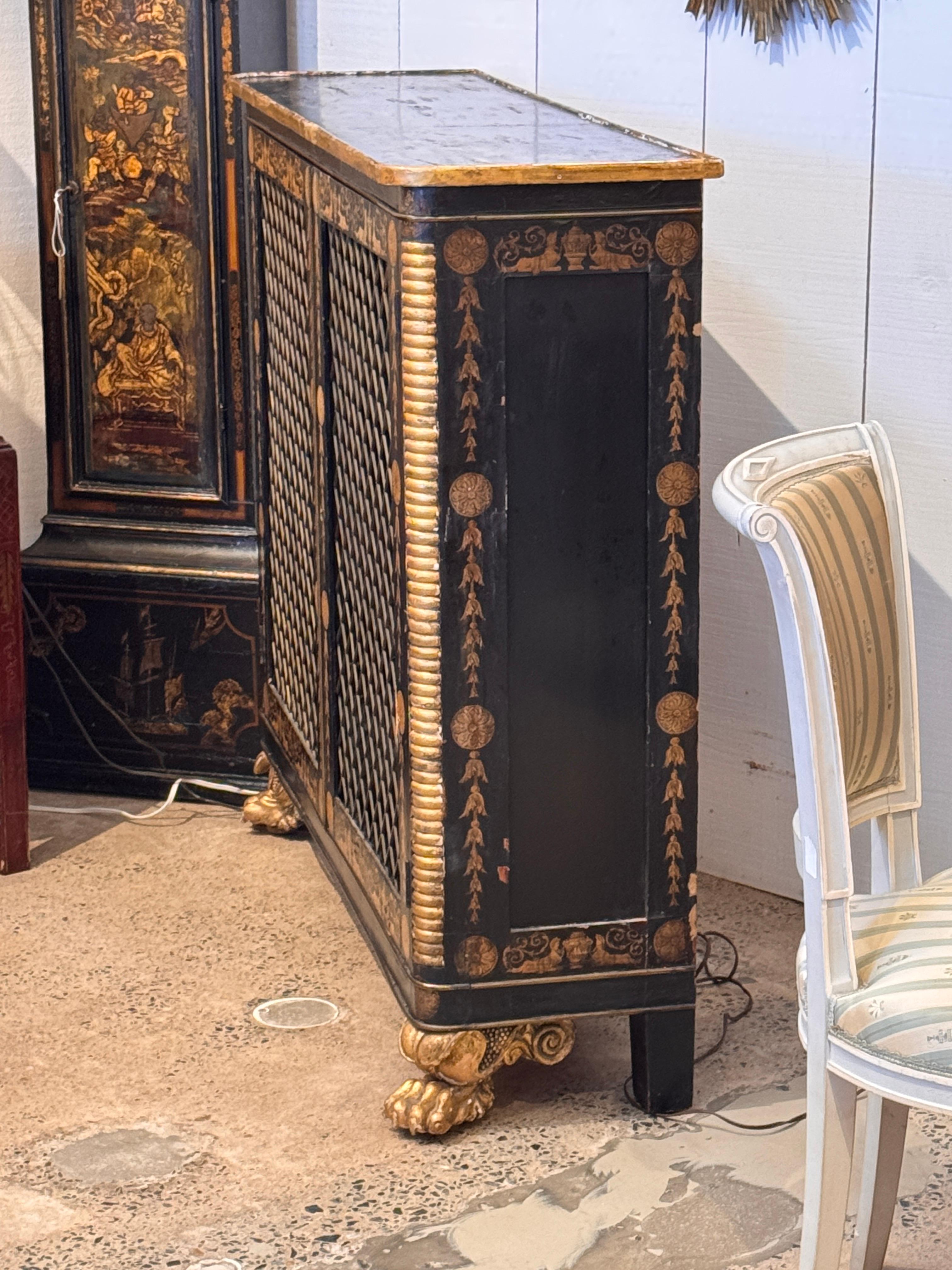 Armadio Regency del XIX secolo con piedi dorati a zampa di leone in vendita 4