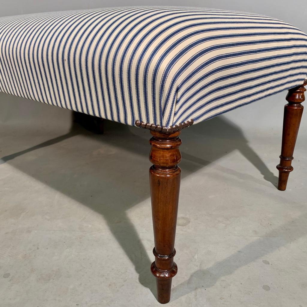 19th Century Regency Centre Footstool with a Traditional Ticking Stripe im Zustand „Gut“ in Uppingham, Rutland