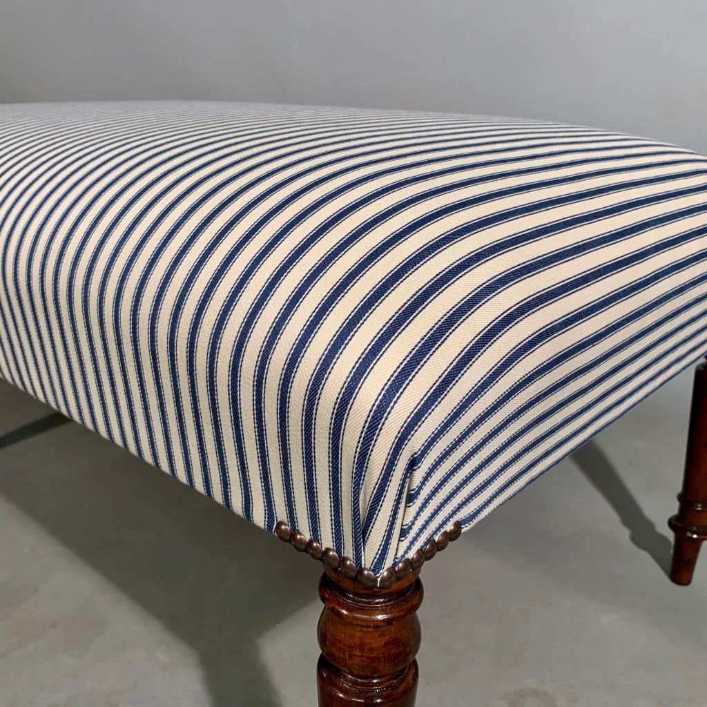 19th Century Regency Centre Footstool with a Traditional Ticking Stripe (Frühes 19. Jahrhundert)
