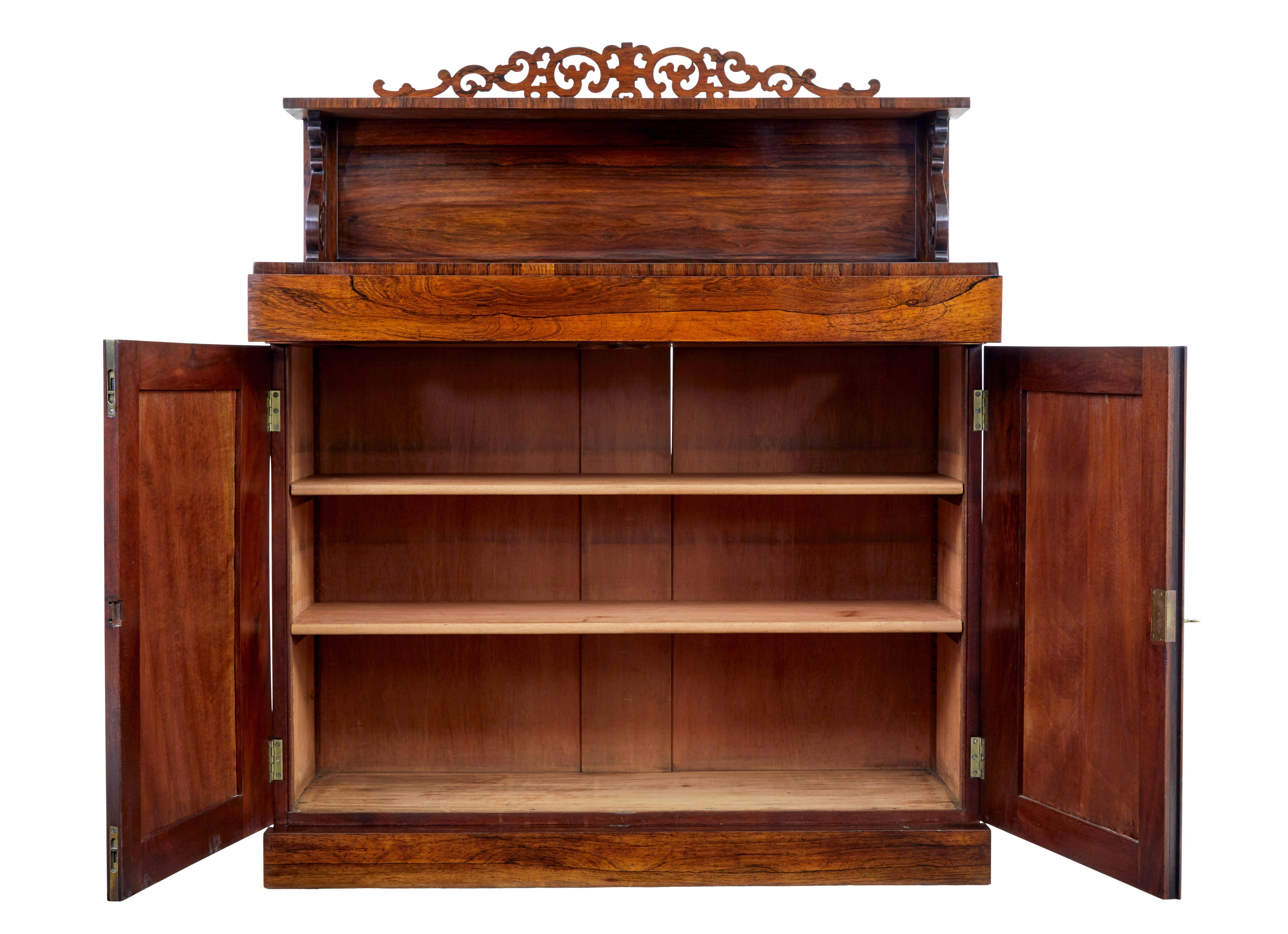 Buffet à chiffon en palissandre Regency du XIXe siècle, vers 1820.

Buffet de petite taille et de bonne qualité. Composé de 2 sections maintenues ensemble par des renforts en bois.

La partie supérieure est ornée d'une galerie aux détails
