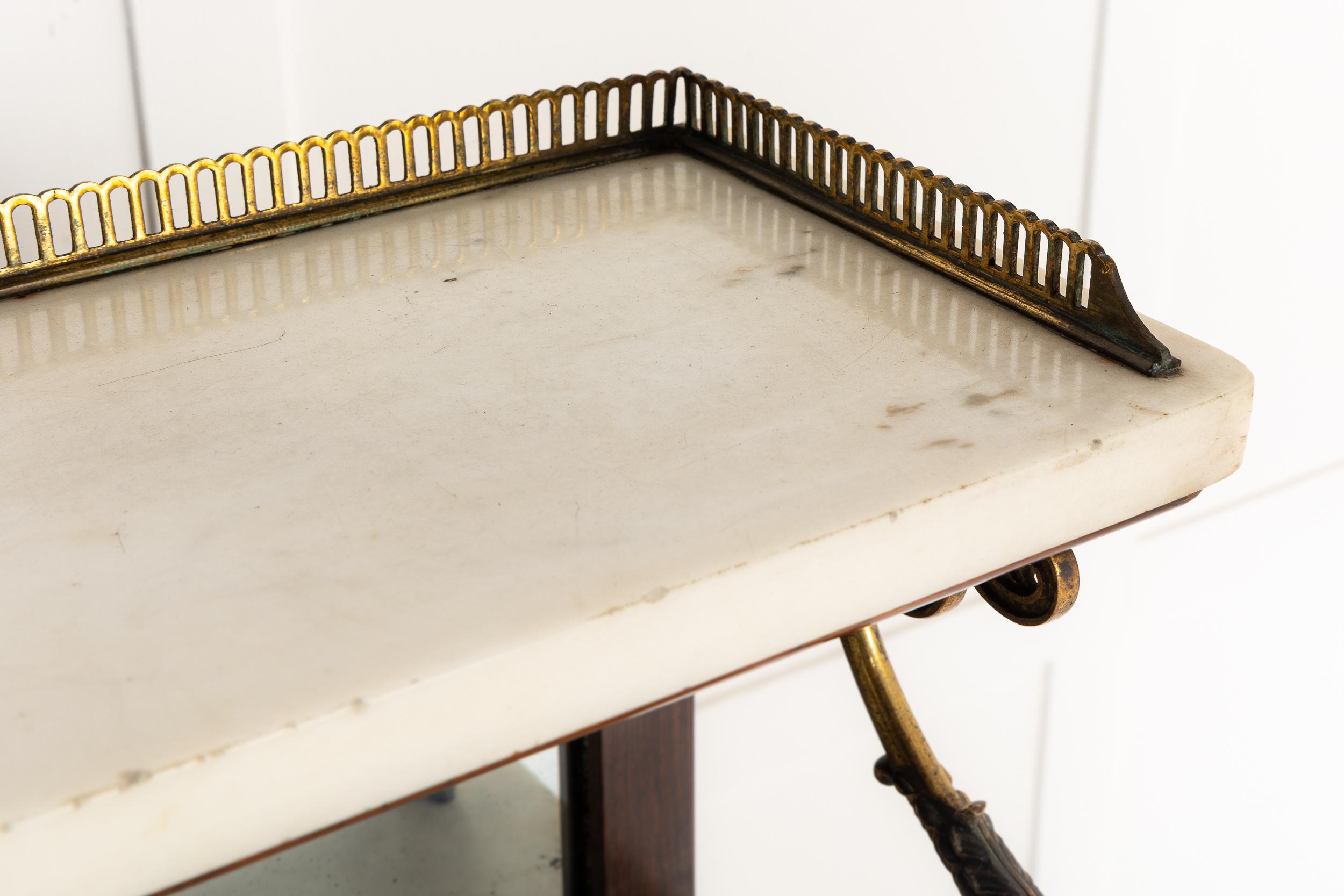 Chiffonnier Regency du 19ème siècle avec plateau en marbre en vente 1