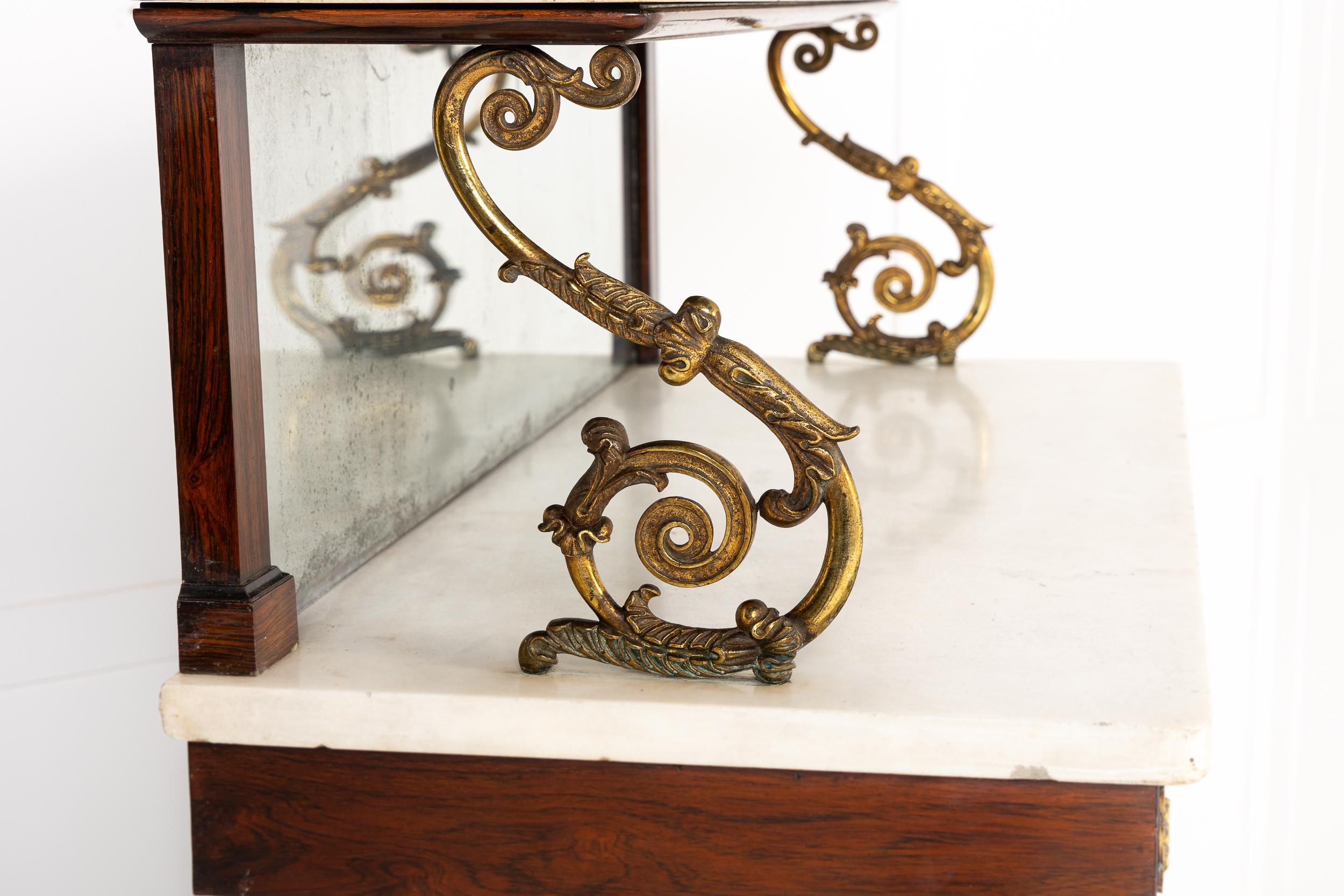 Chiffonnier Regency du 19ème siècle avec plateau en marbre en vente 4