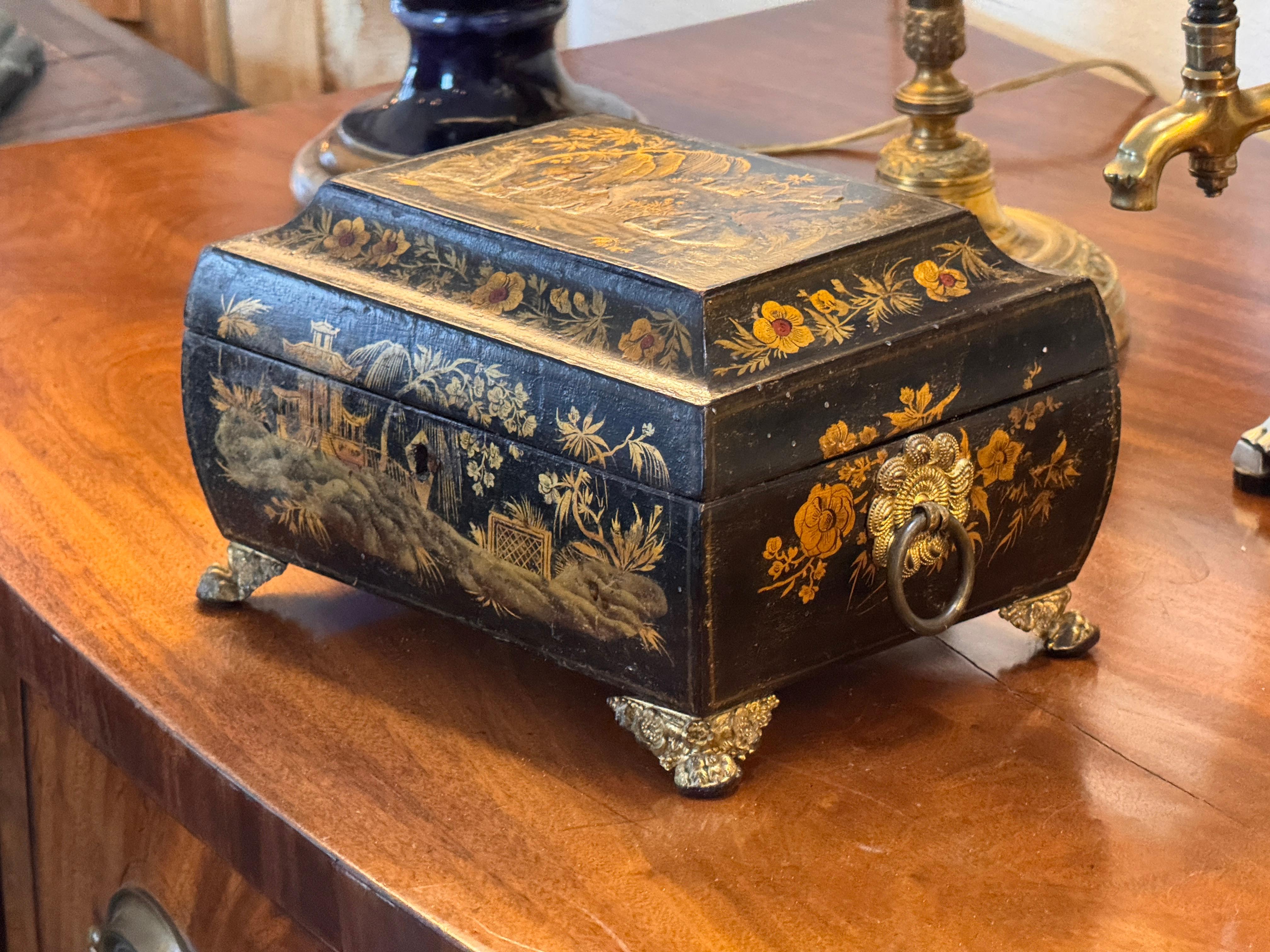 Inglese 19th Century Regency Chinoiserie Box With Painted Scenes in vendita