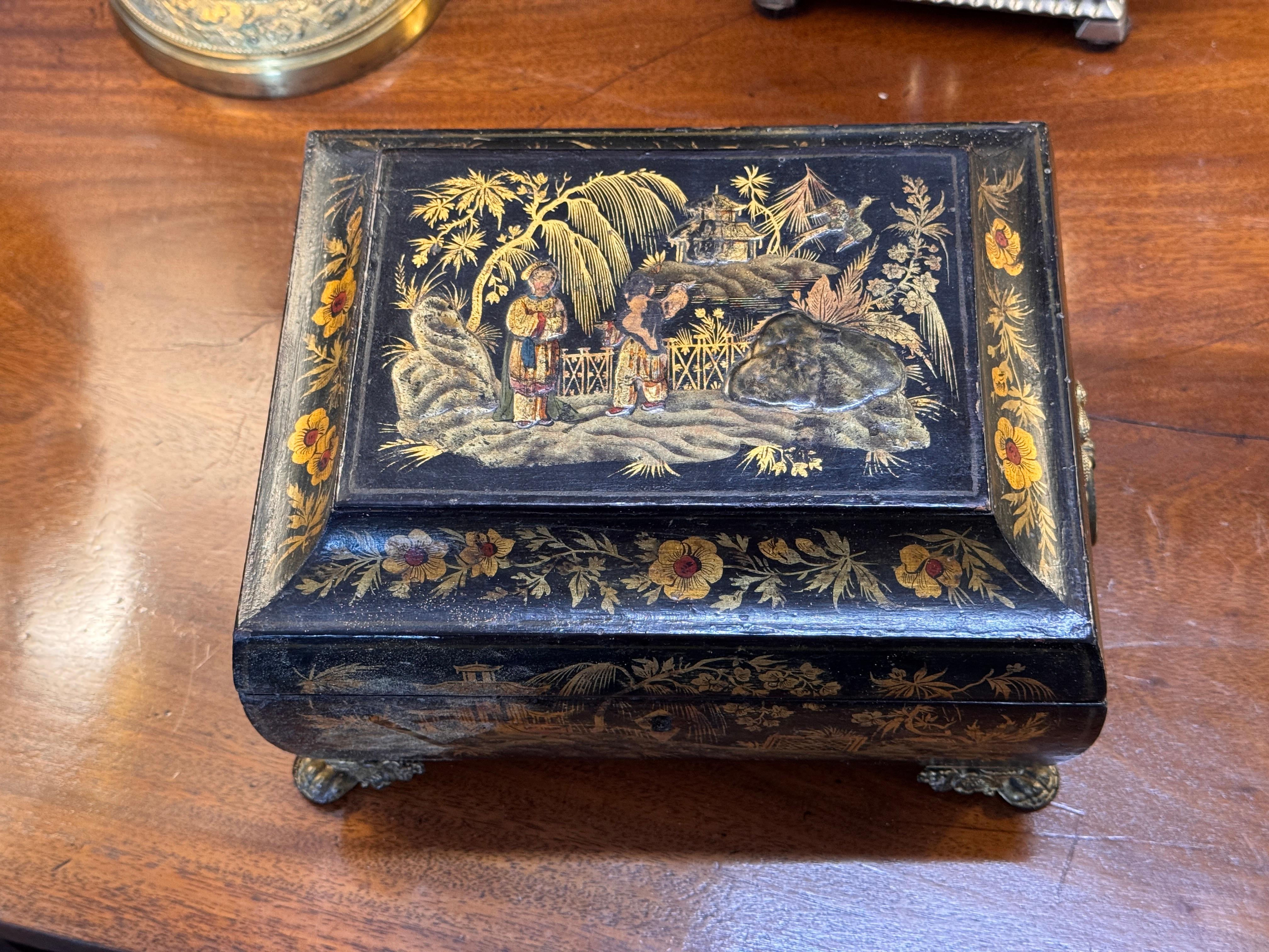 19th Century Regency Chinoiserie Box With Painted Scenes In condizioni buone in vendita a Charlottesville, VA